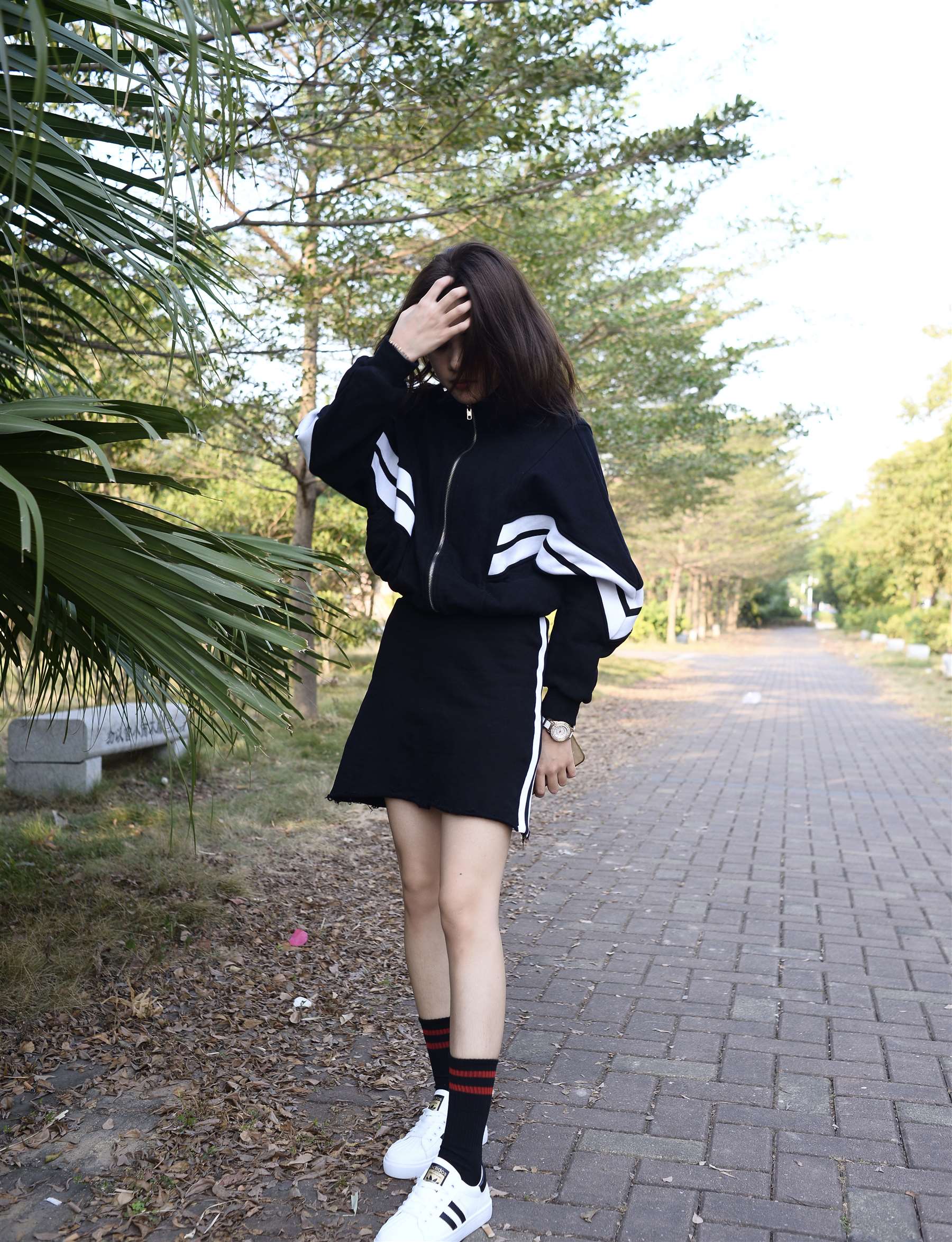 《板鞋の黑长袜少女》作品图