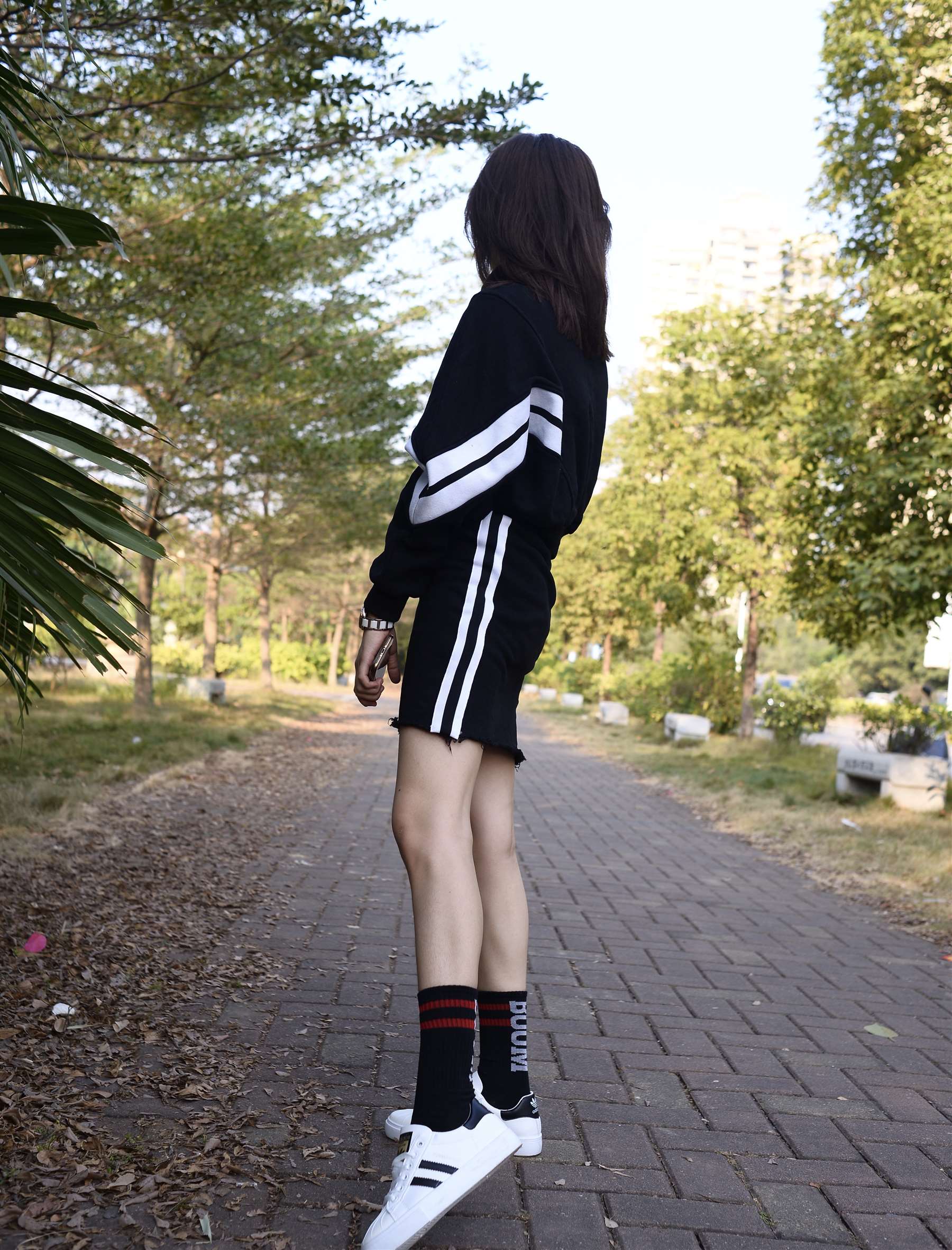 《板鞋の黑长袜少女》作品图