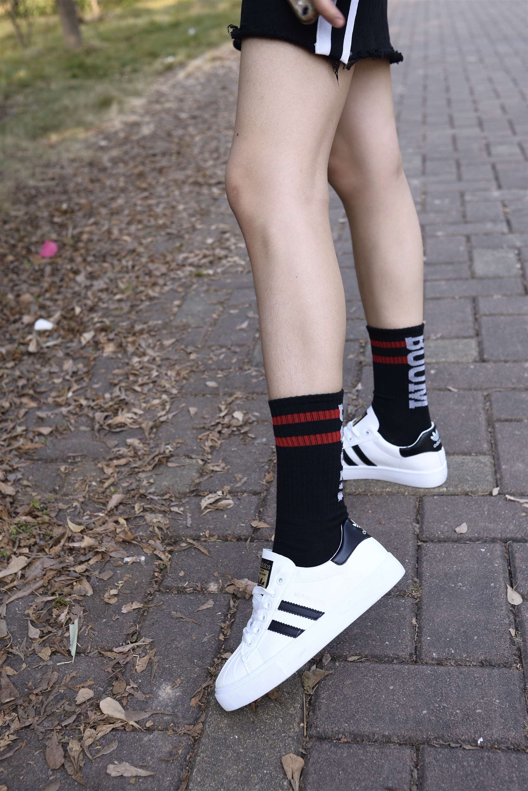 《板鞋の黑长袜少女》作品图