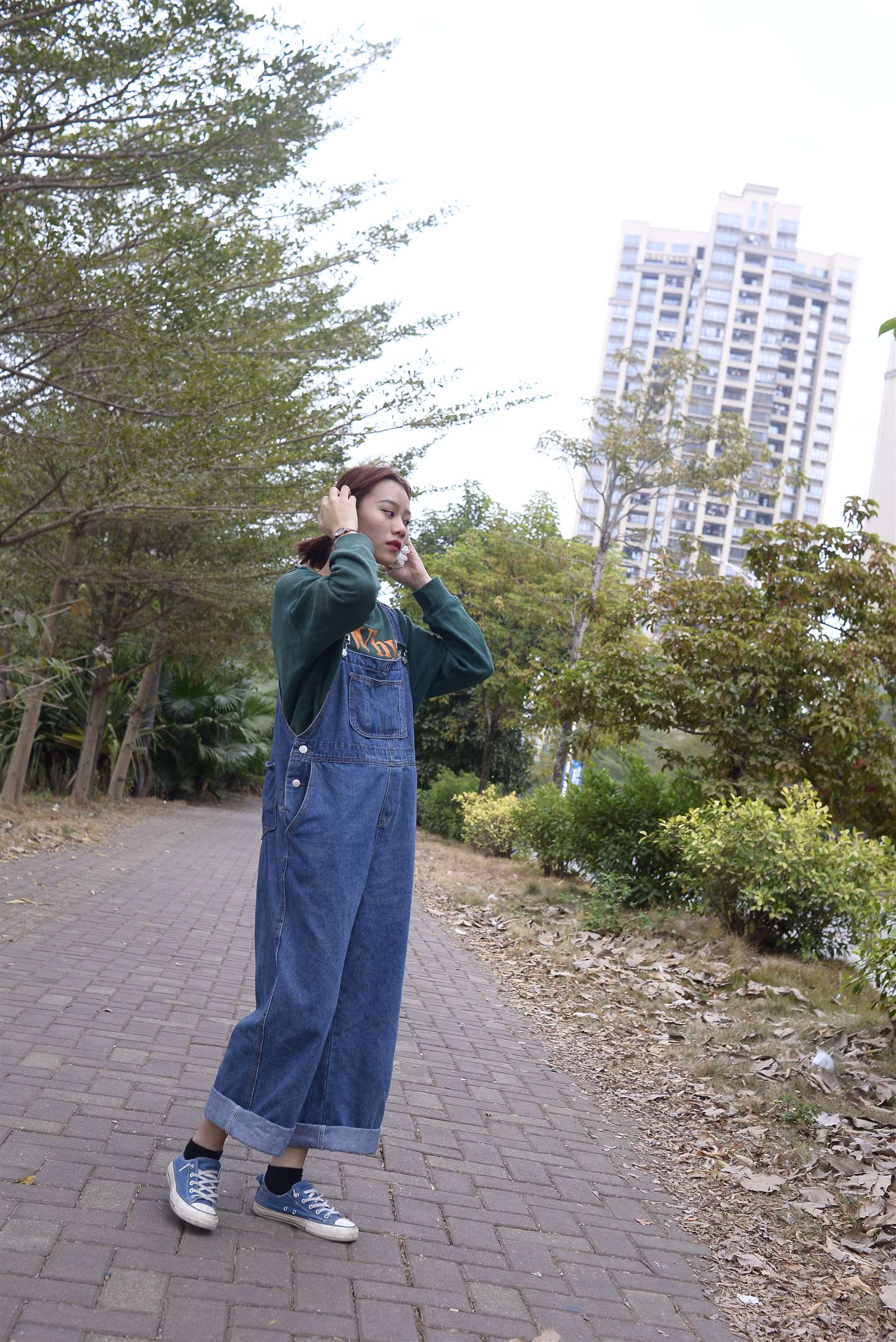 《牛仔背带裤の棉袜脚》作品图