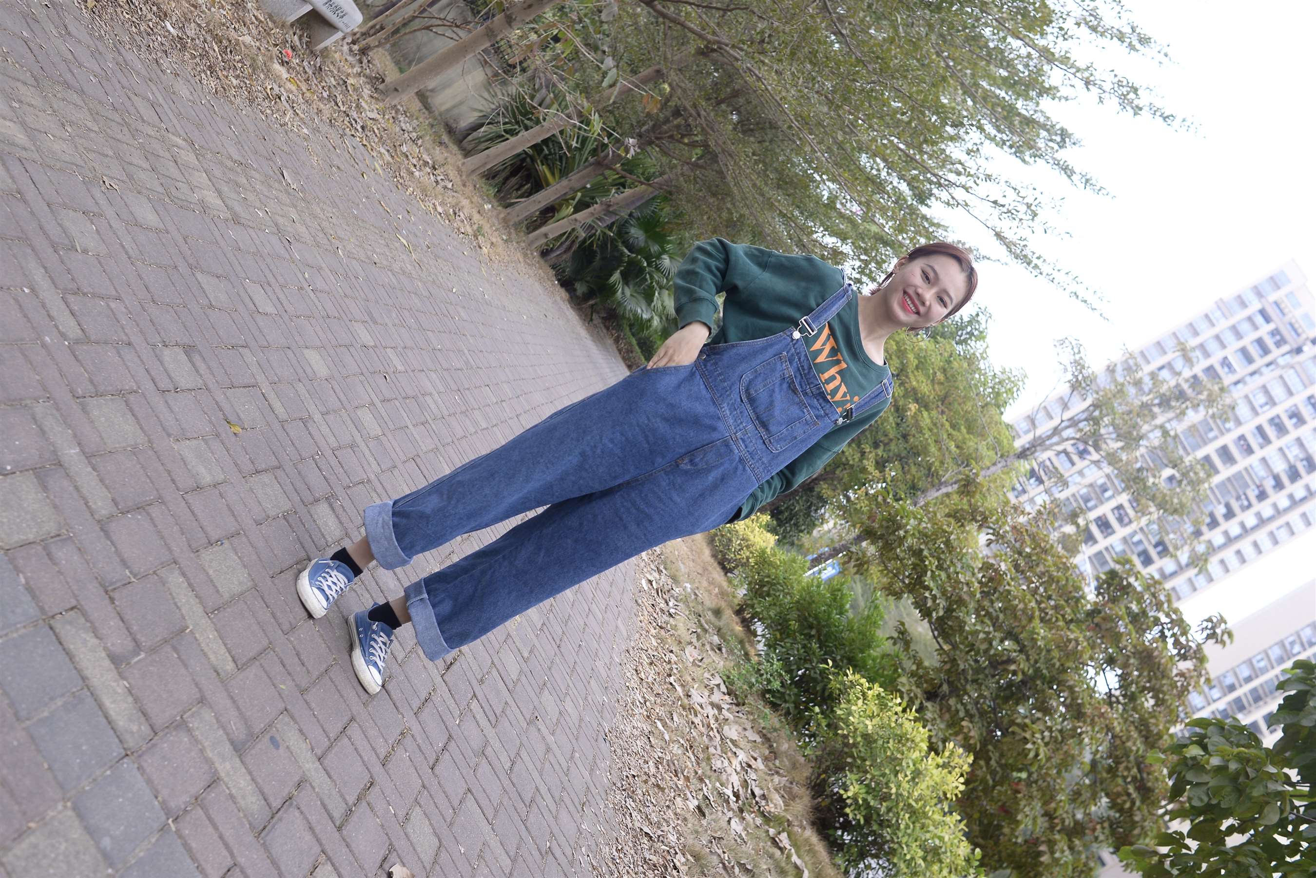 《牛仔背带裤の棉袜脚》作品图