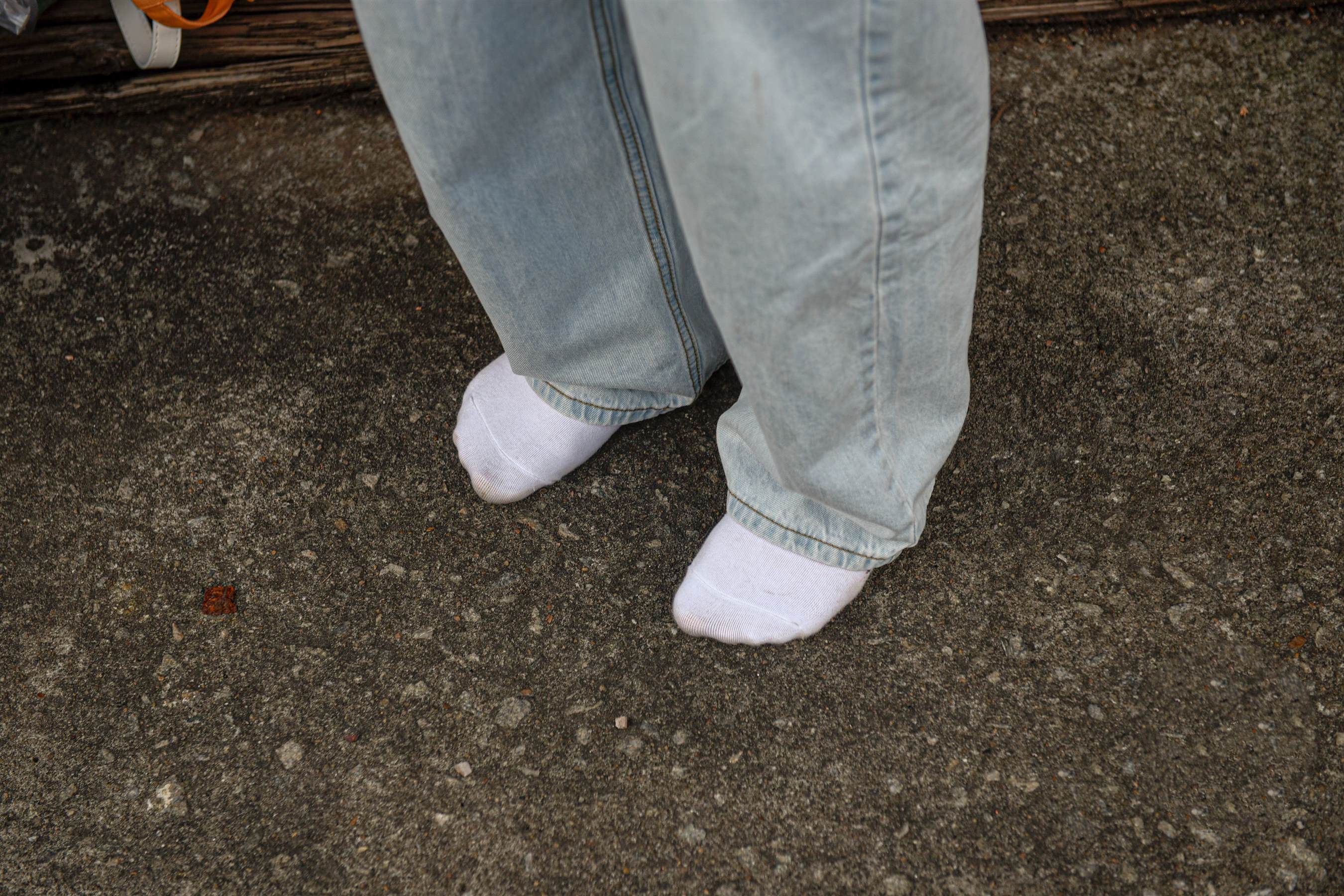 《脏脏的白棉袜脚》作品图