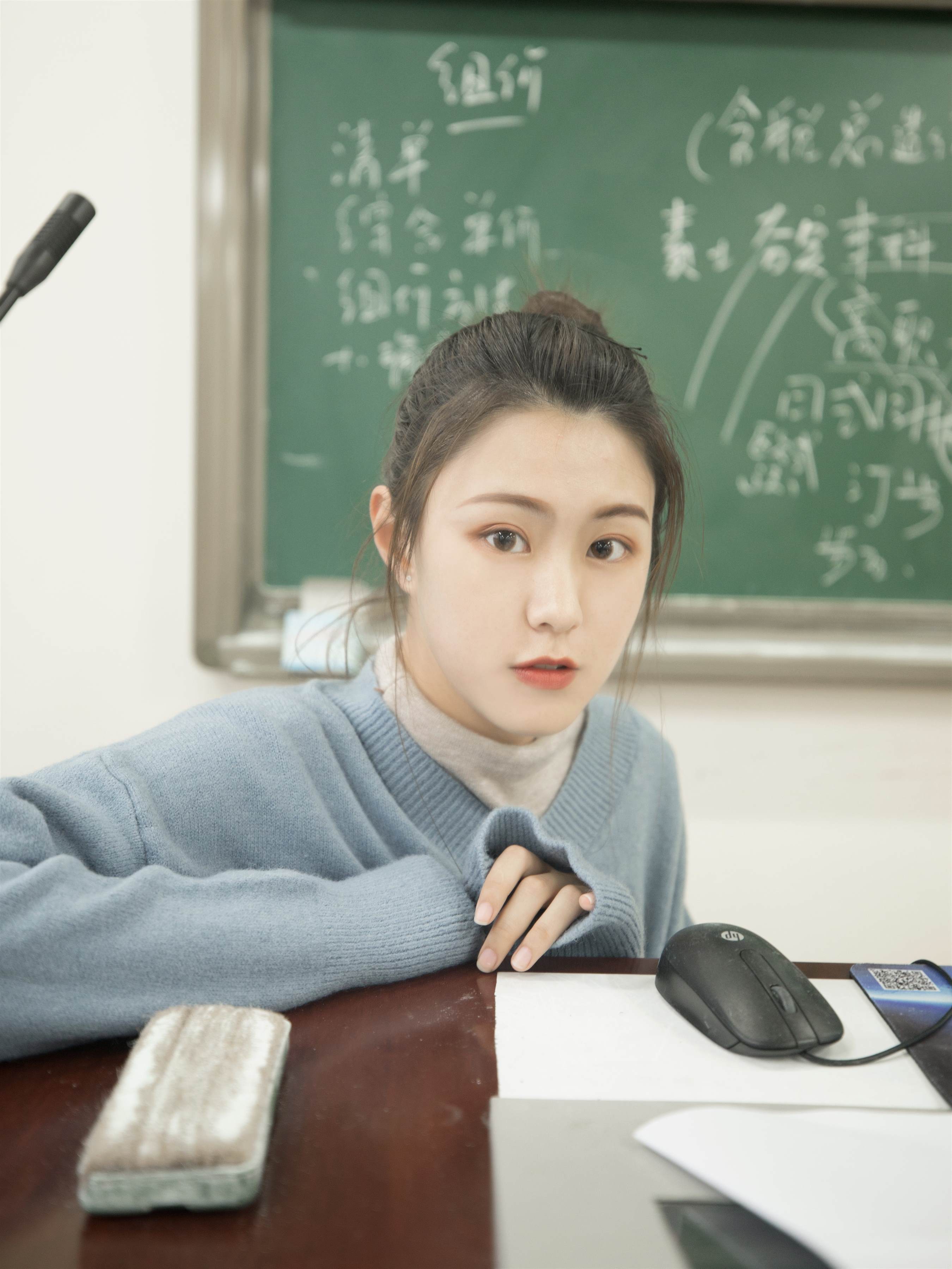 《教室里的丝袜脚+花絮1个网盘下载》作品图