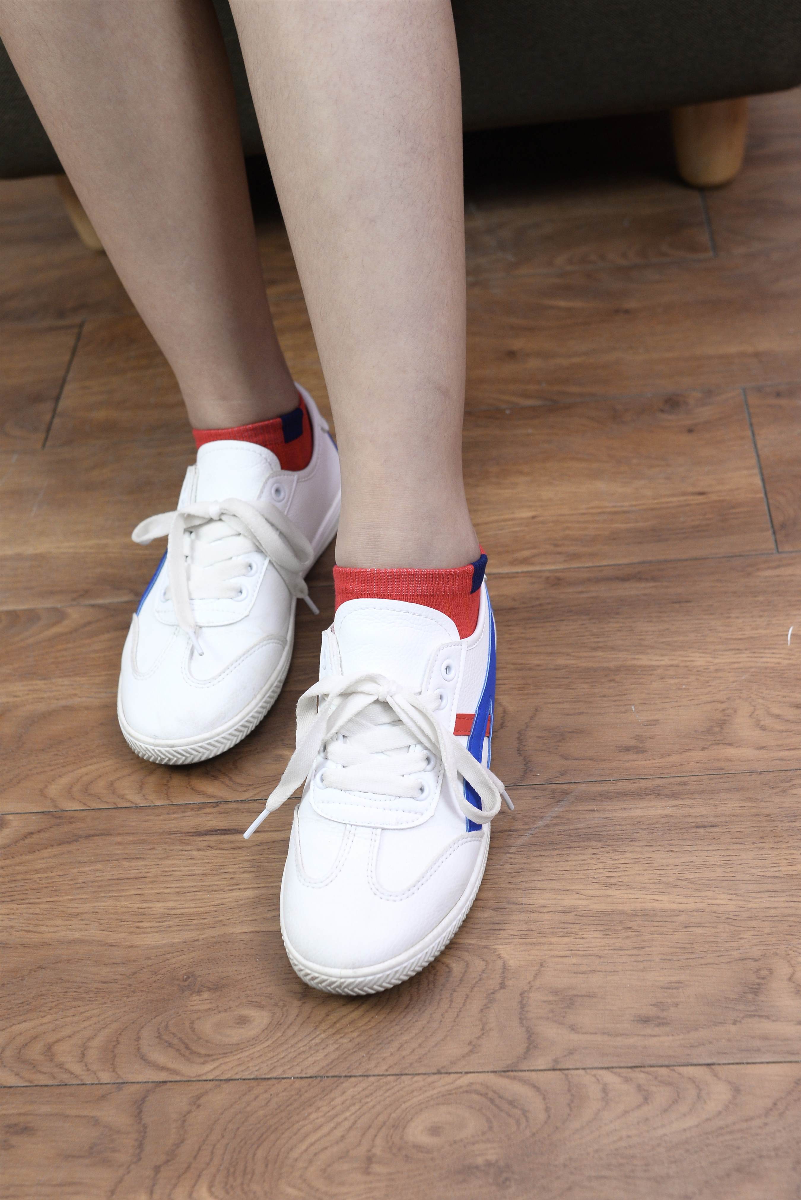 《板鞋の棉袜脚带脱袜图》作品图