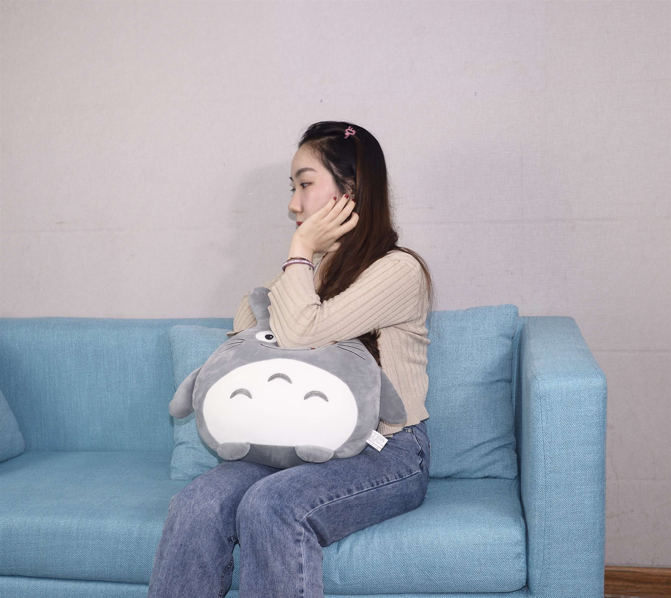 《全程玩手机的小姐姐》作品图