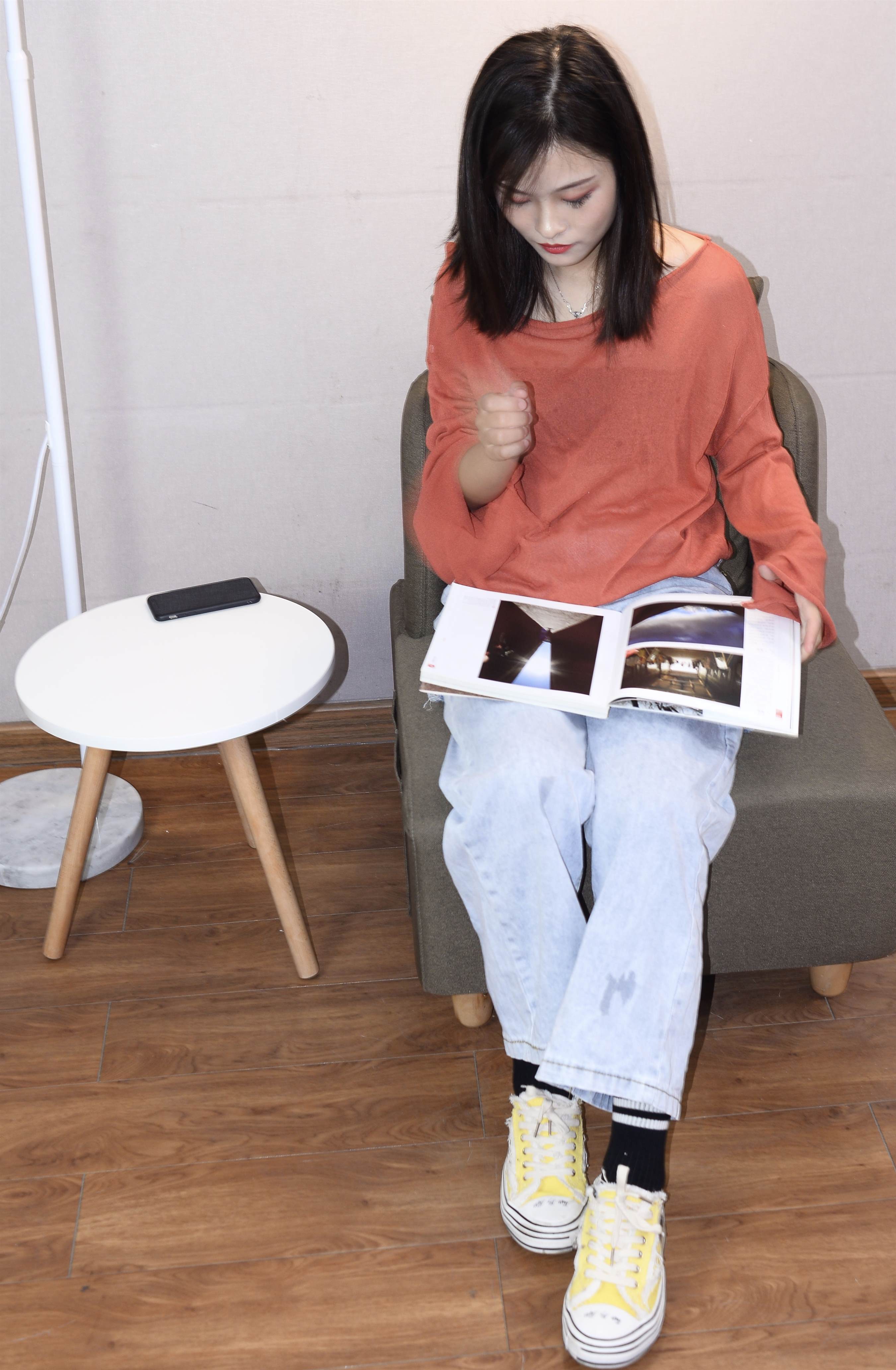 《帆布鞋の黑棉袜女生》作品图