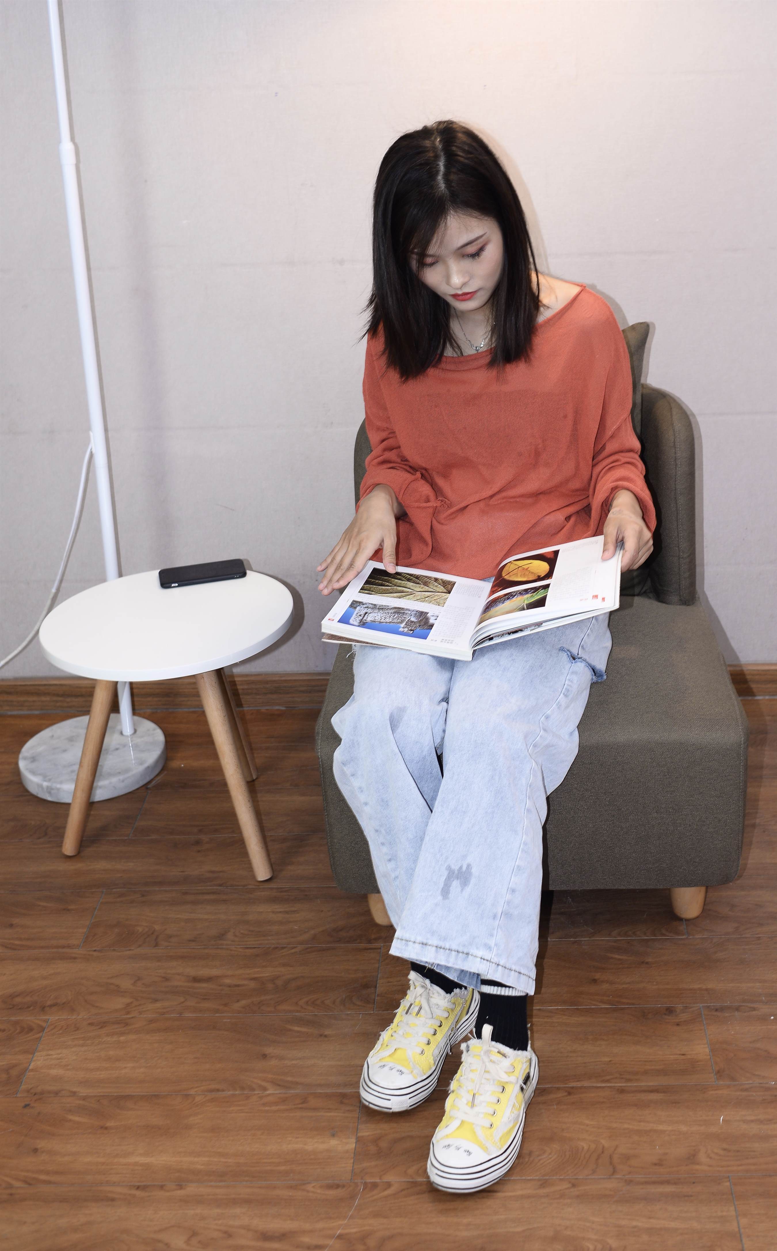 《帆布鞋の黑棉袜女生》作品图