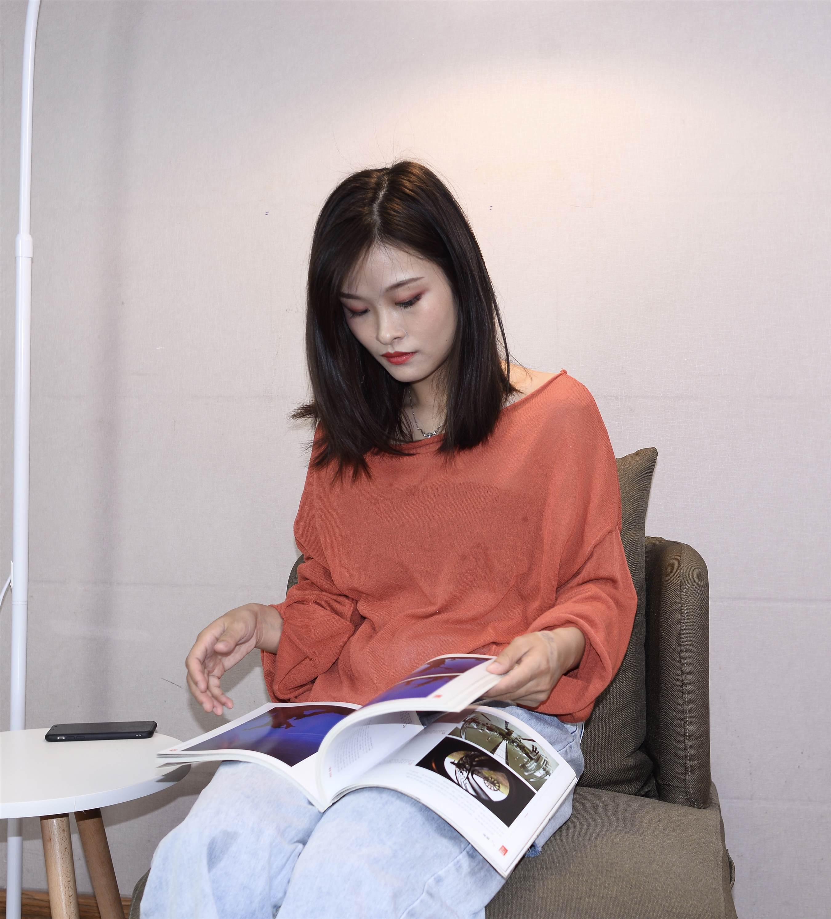 《帆布鞋の黑棉袜女生》作品图