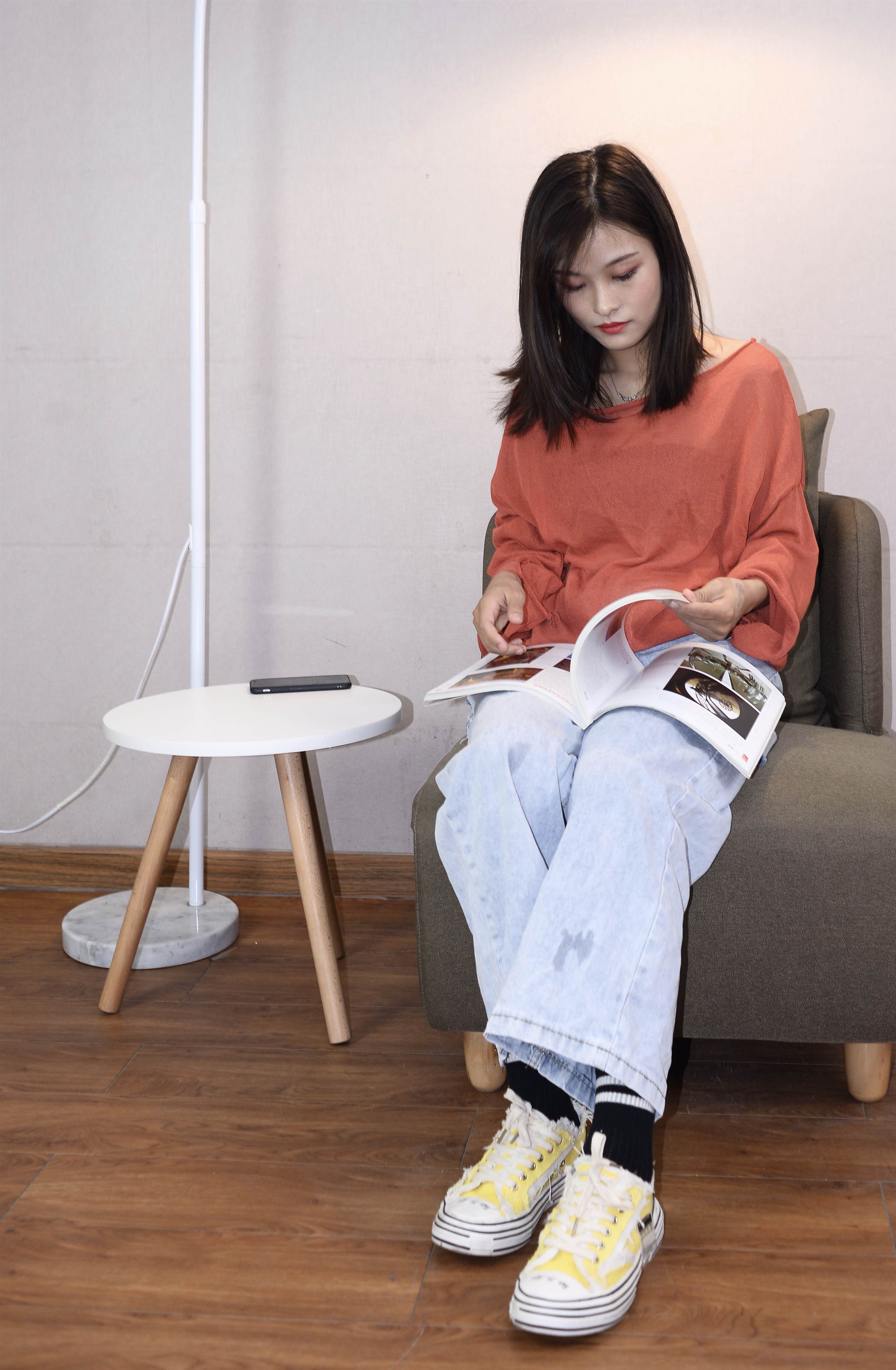 《帆布鞋の黑棉袜女生》作品图