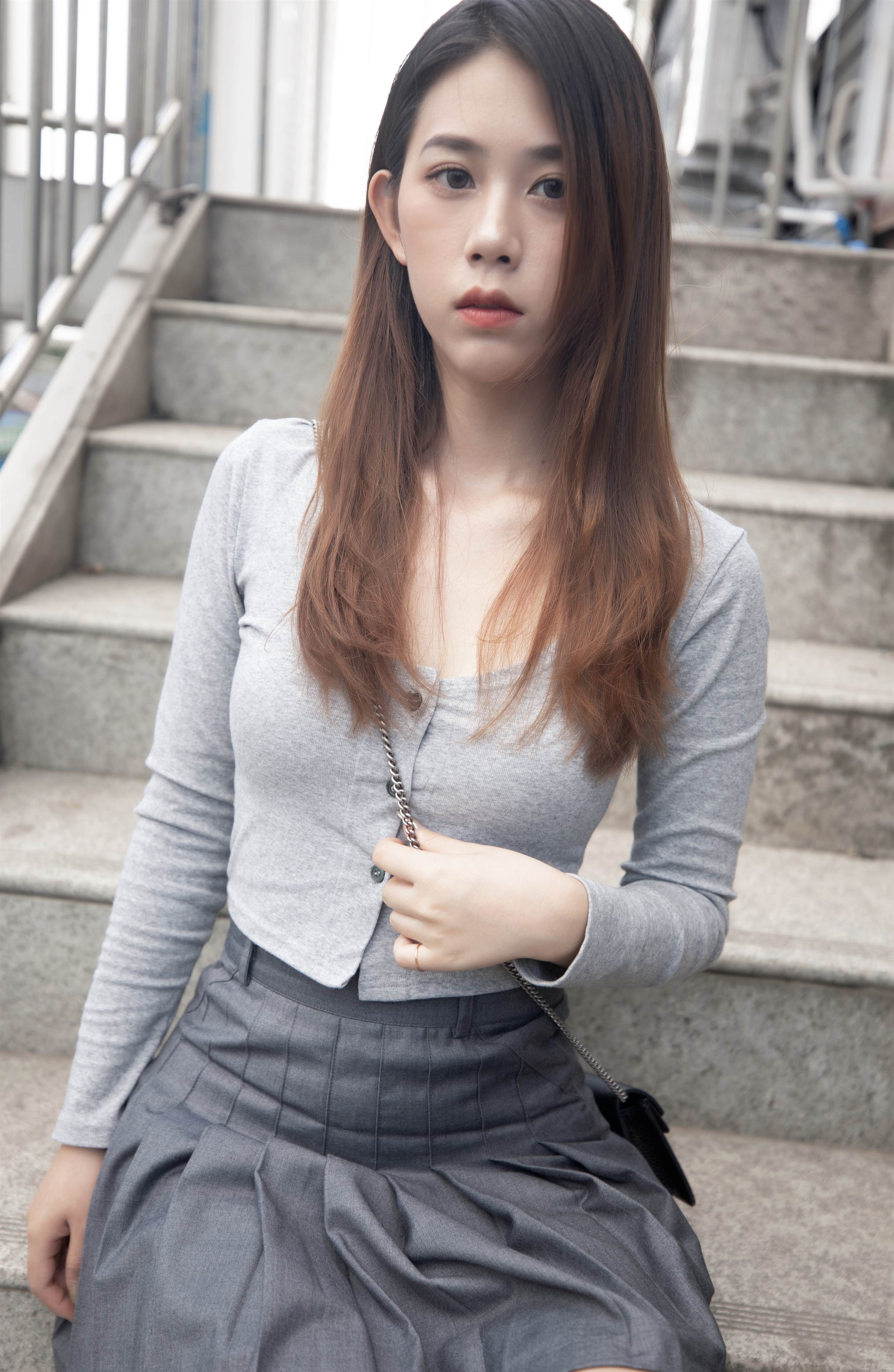 《少女的运动鞋の丝袜脚》作品图