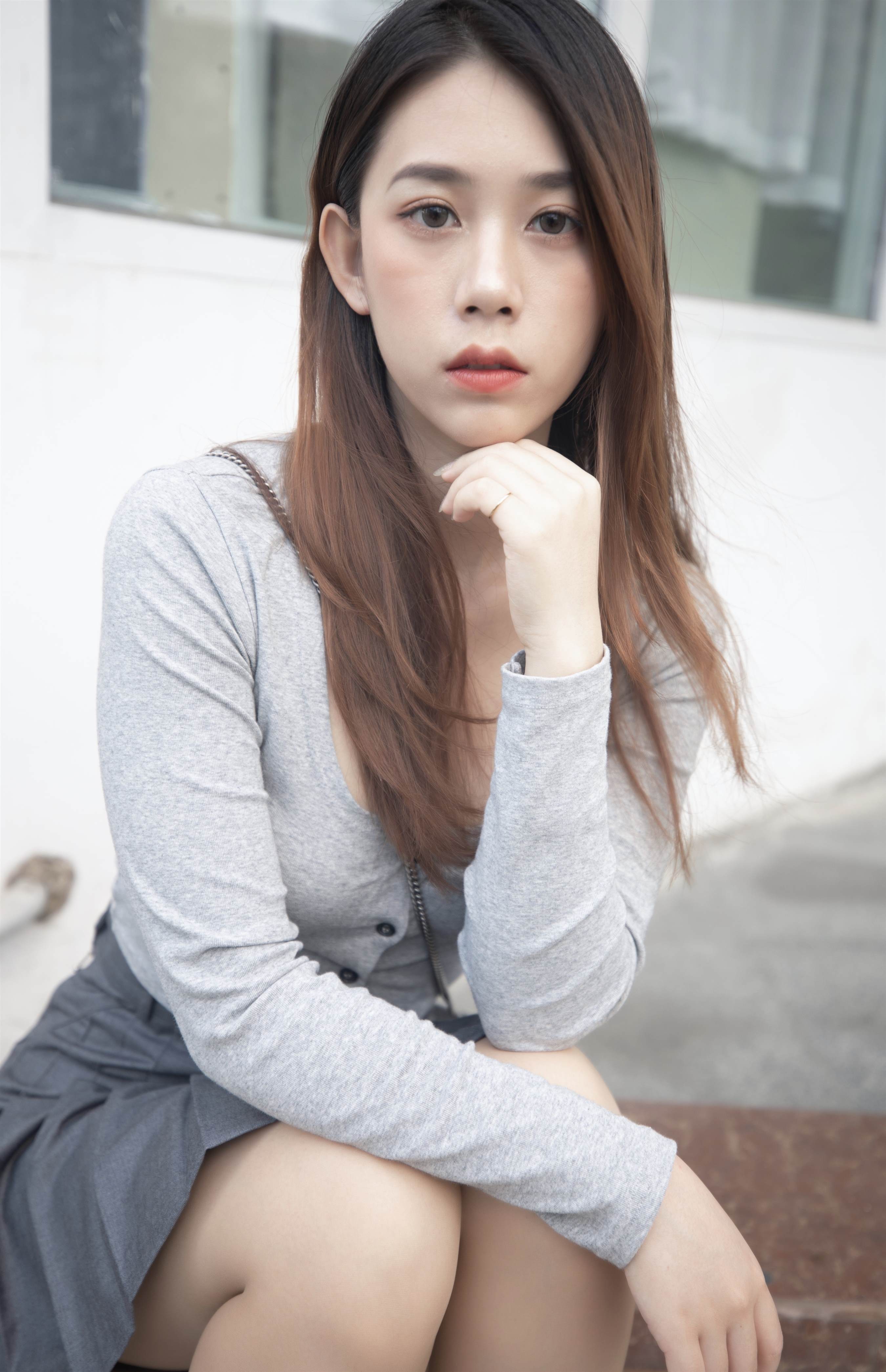 《少女的运动鞋の丝袜脚》作品图