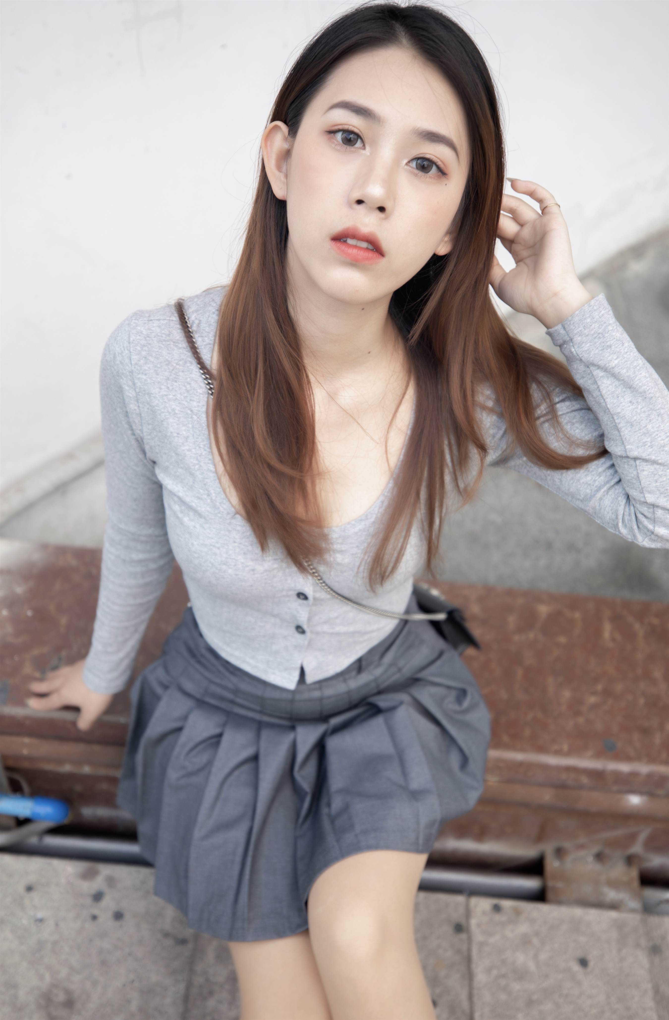 《少女的运动鞋の丝袜脚》作品图