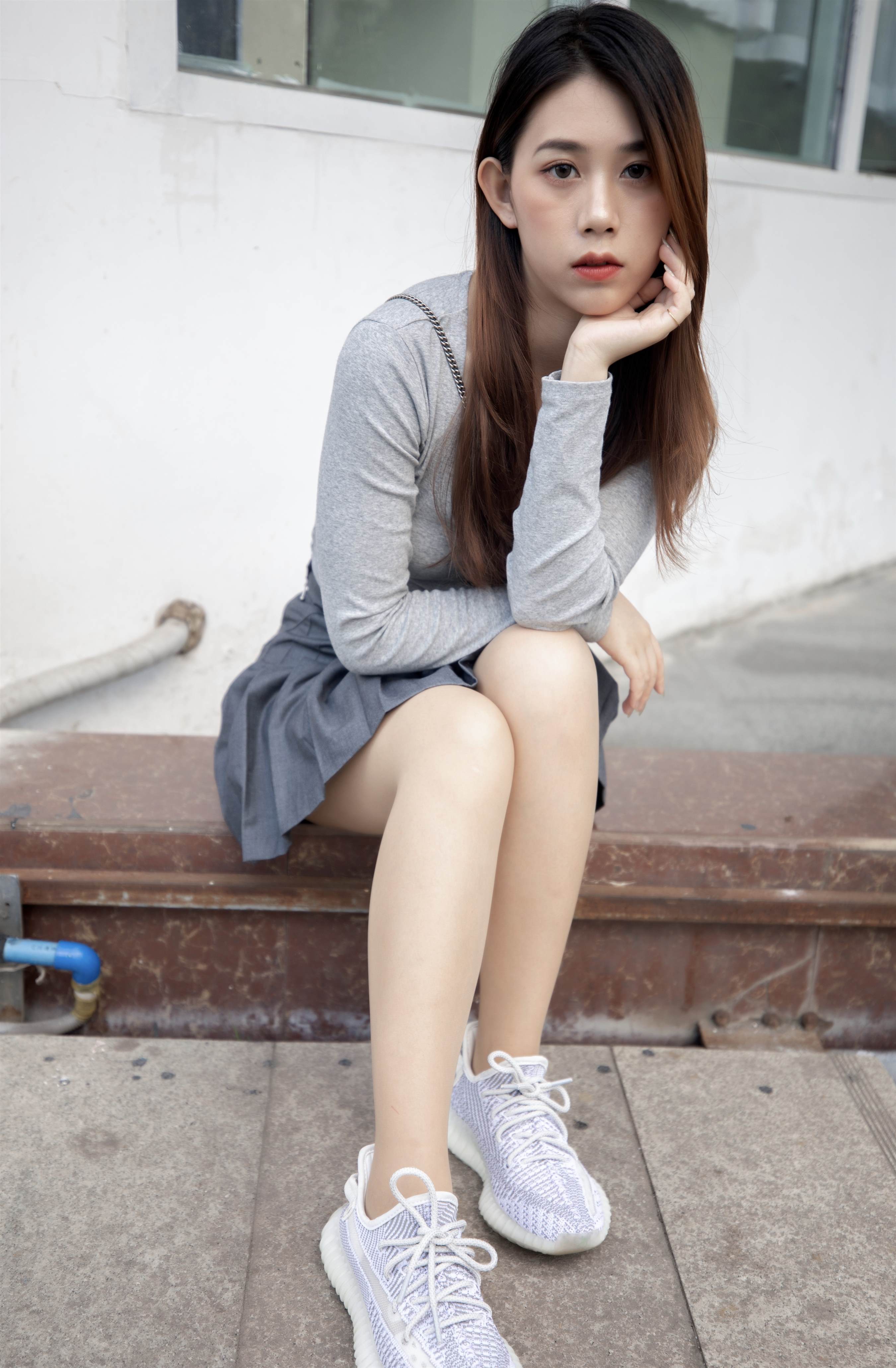 《少女的运动鞋の丝袜脚》作品图