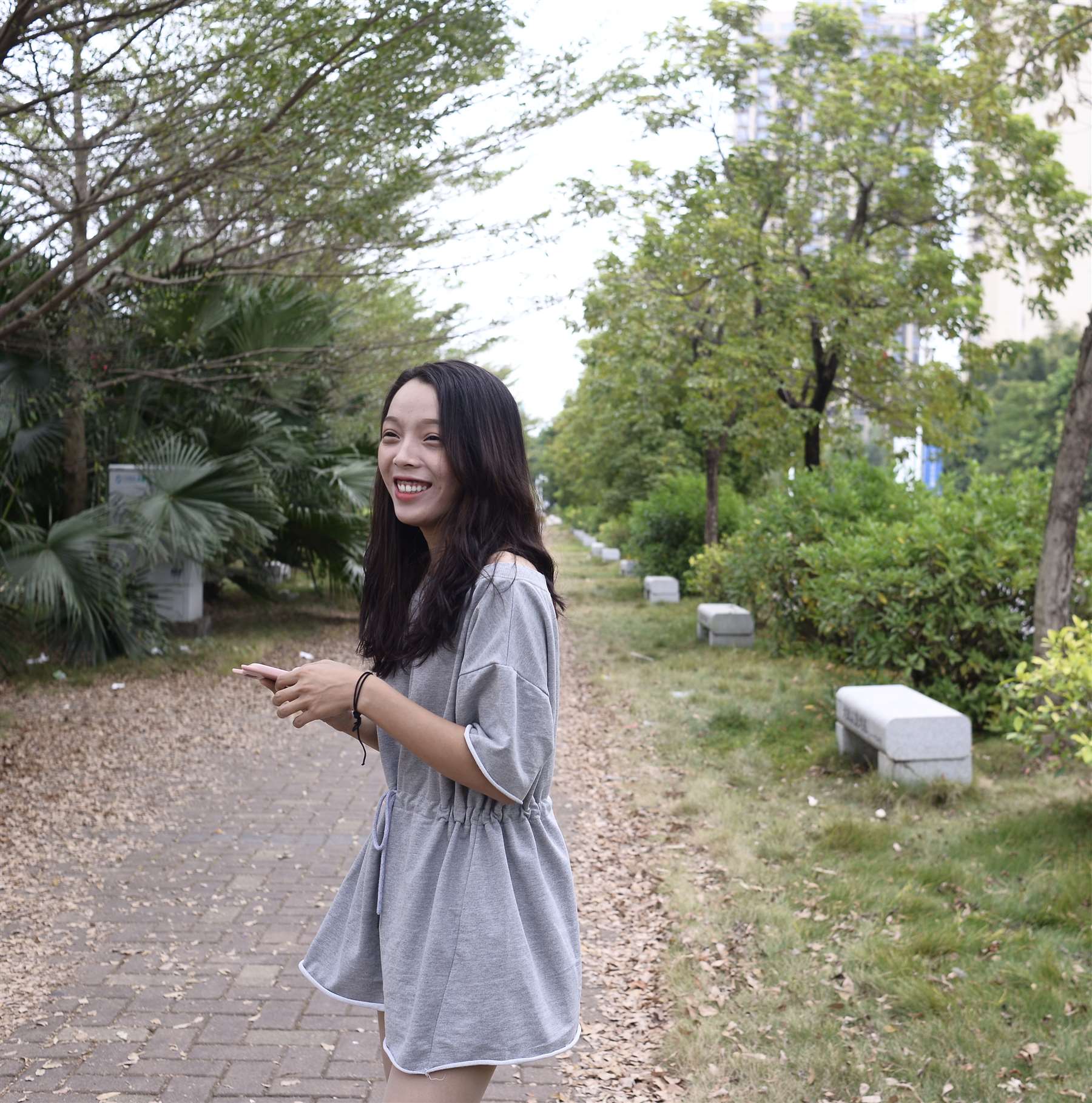 《马路边的板鞋の丝脚丫》作品图