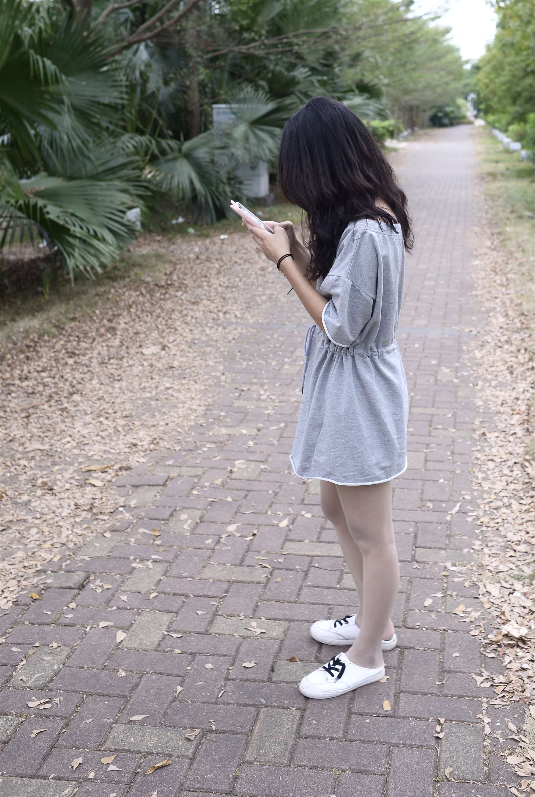 《马路边的板鞋の丝脚丫》作品图