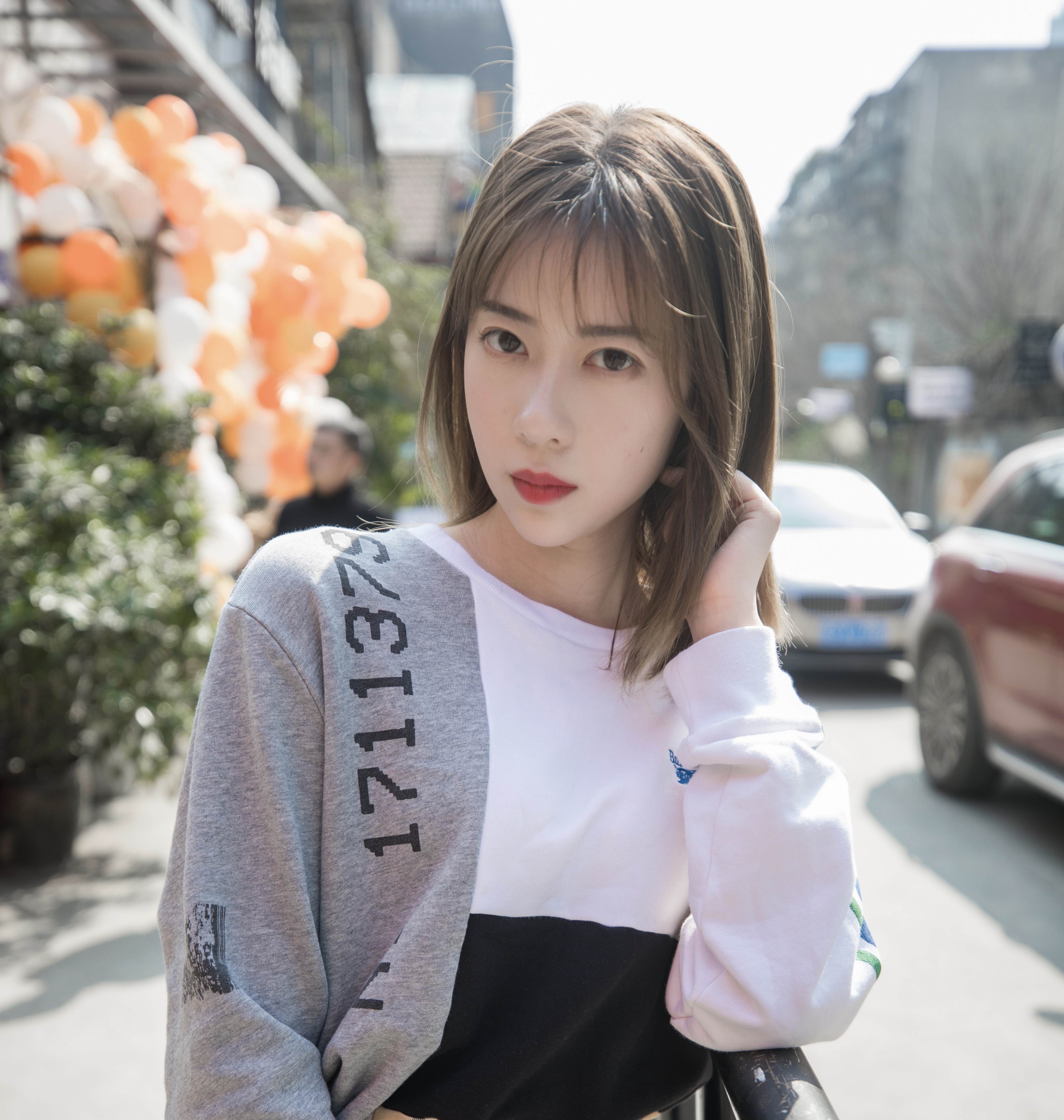 《街拍板鞋の丝脚丫【花絮1个网盘下载】》作品图