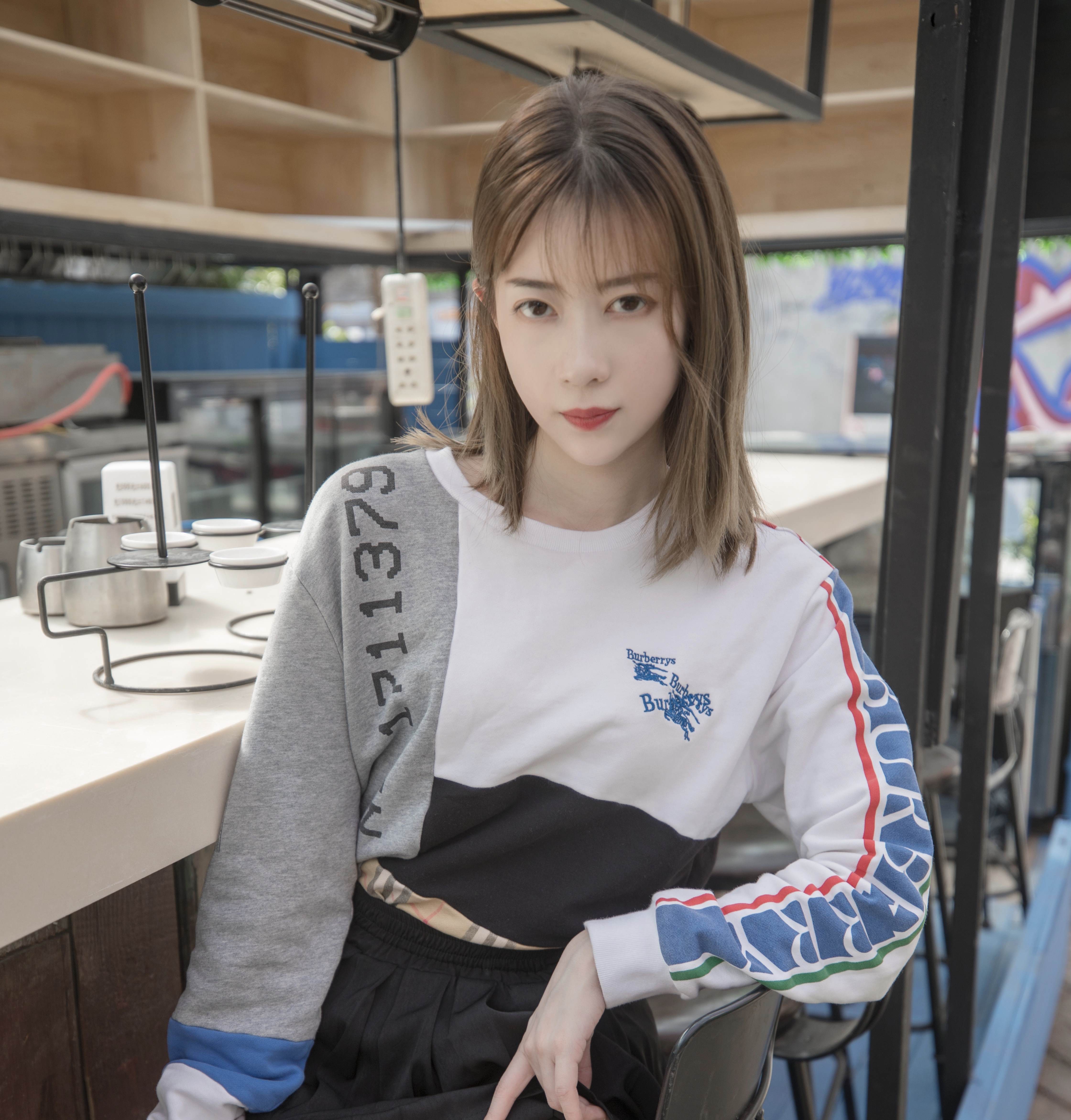 《街拍板鞋の丝脚丫【花絮1个网盘下载】》作品图