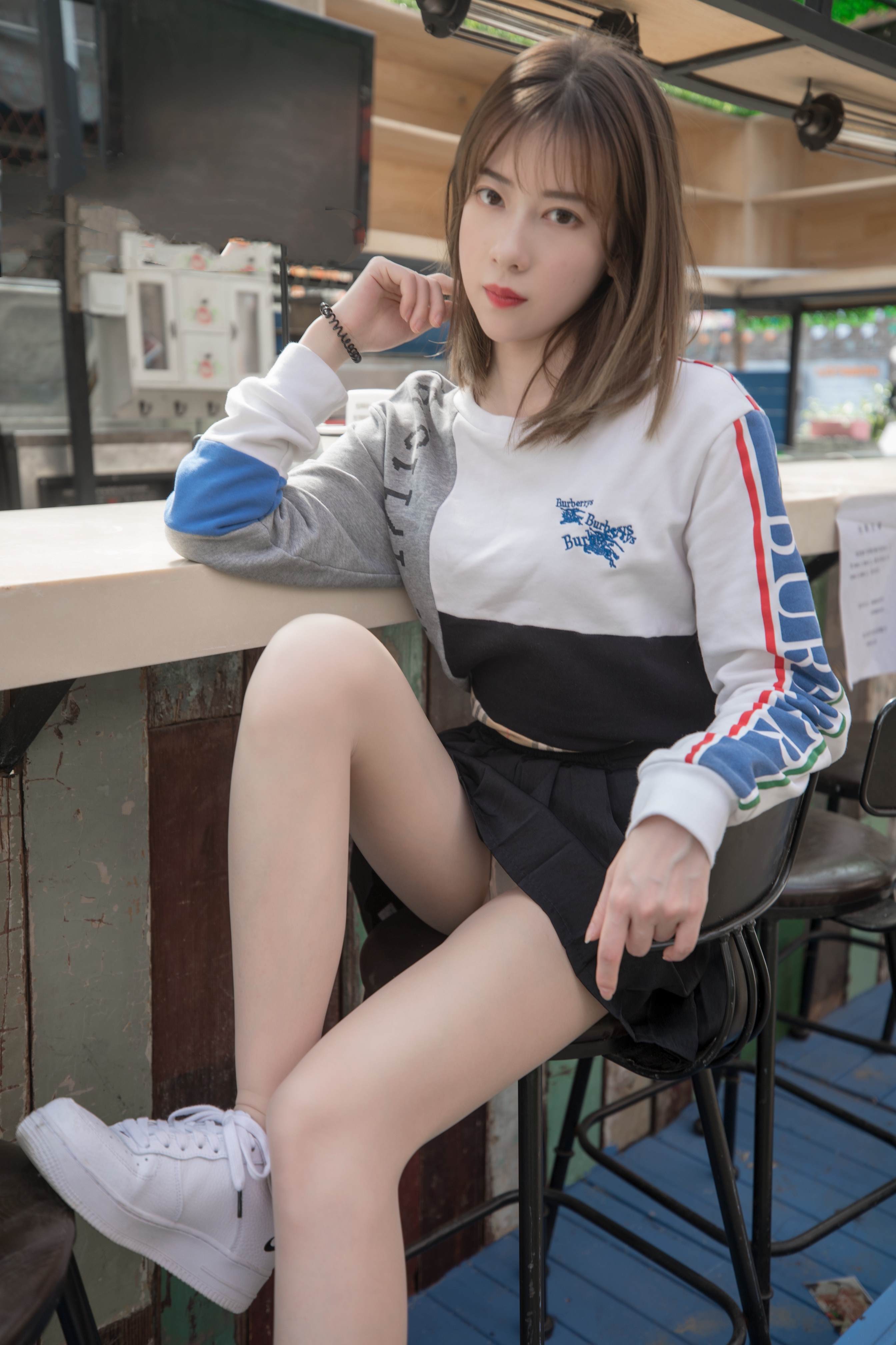 《街拍板鞋の丝脚丫【花絮1个网盘下载】》作品图