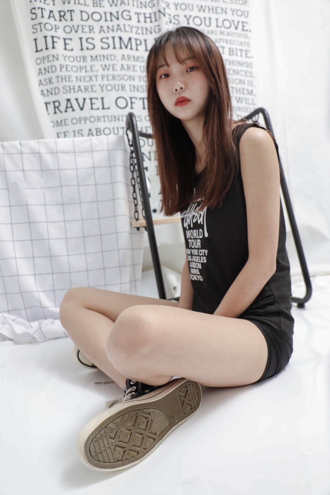 《帆布鞋の棉袜脚带裸足》作品图