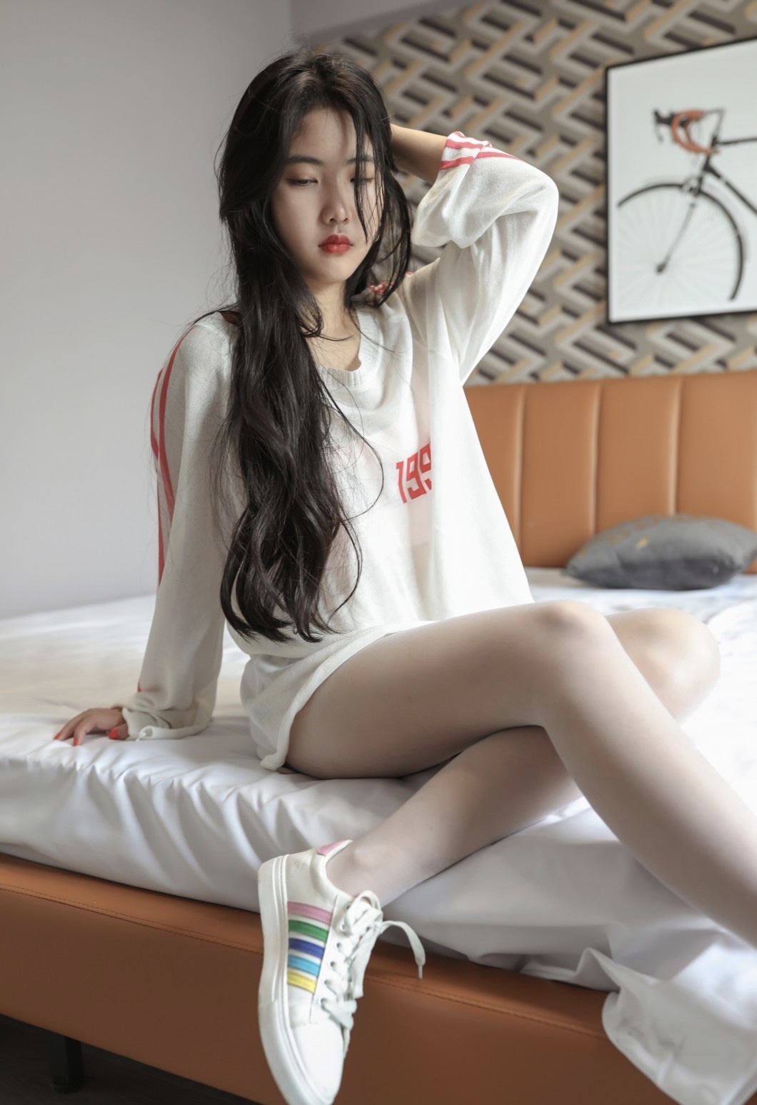 《旅馆板鞋の白丝脚丫》作品图