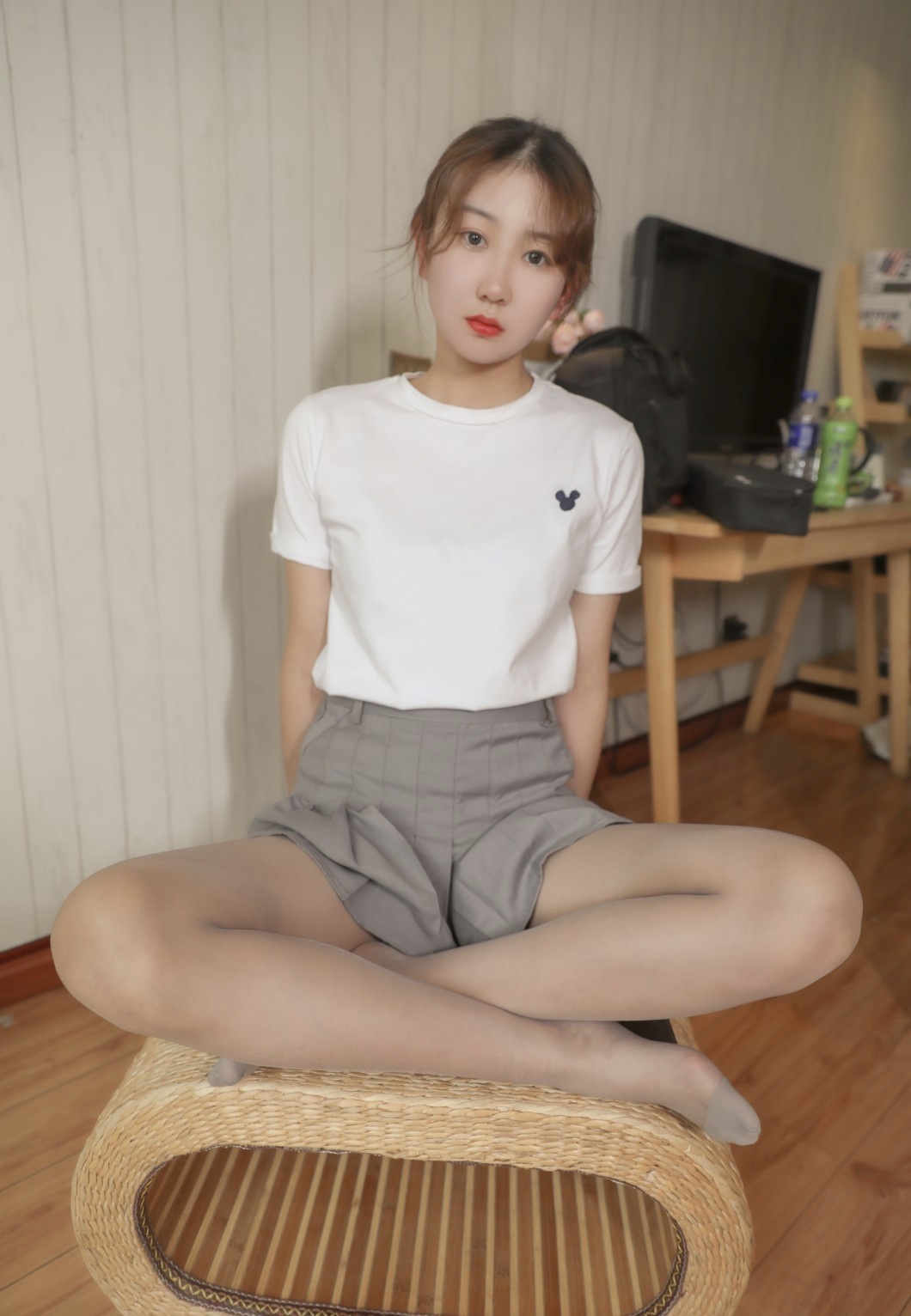 《清纯少女的灰丝袜》作品图