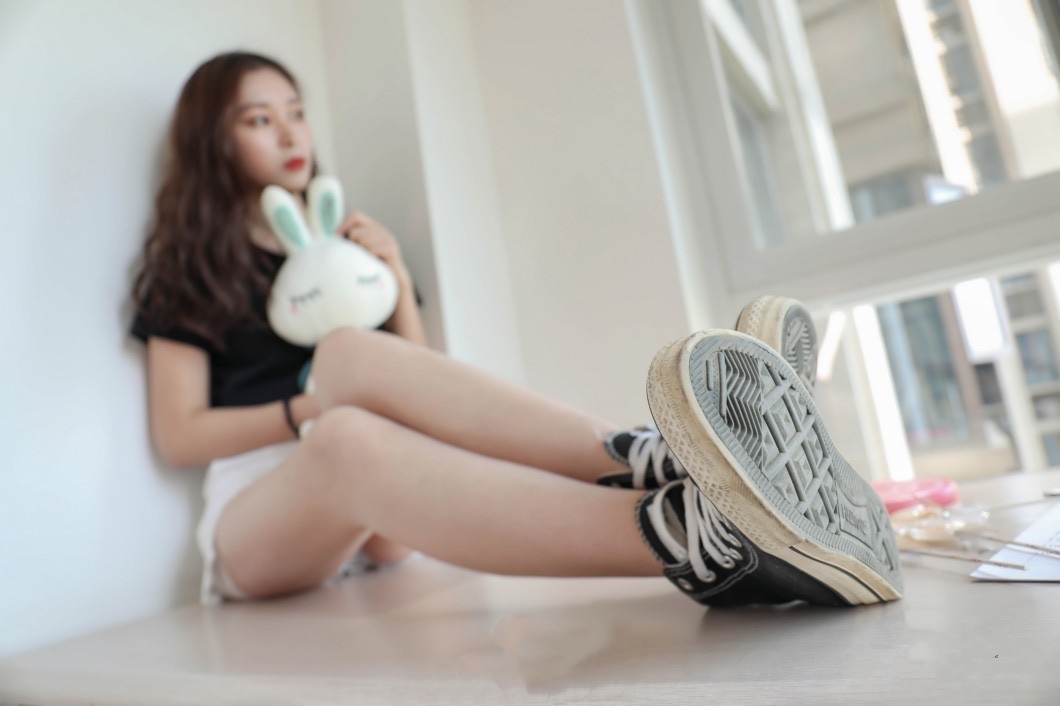 《高帮帆布鞋の脏白棉袜脚》作品图