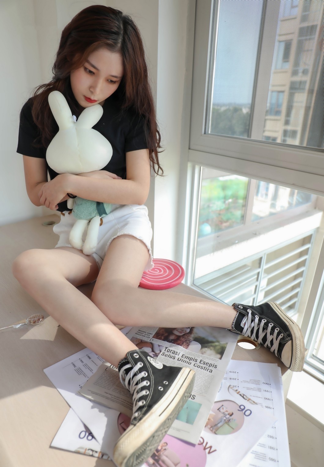 《高帮帆布鞋の脏白棉袜脚》作品图