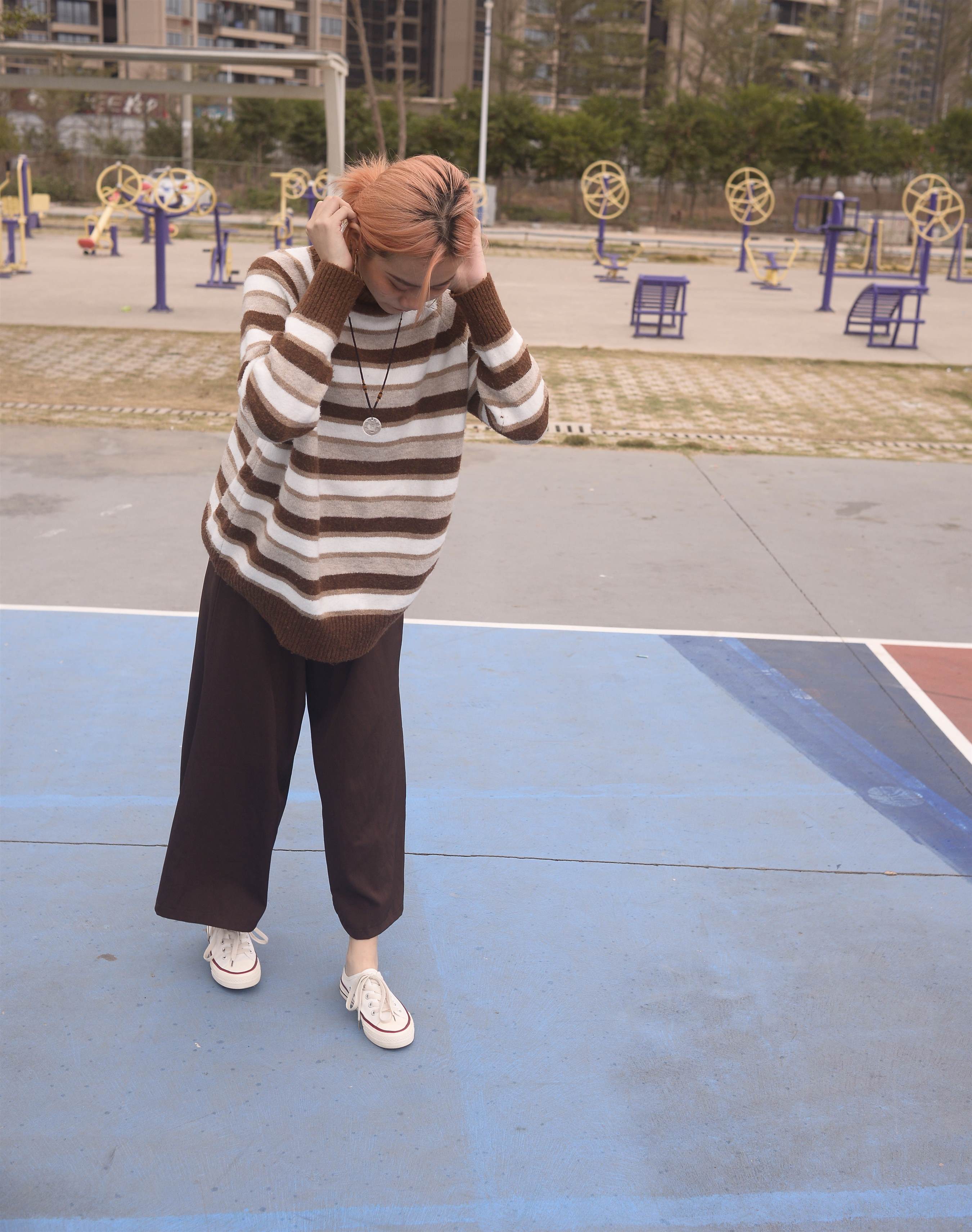 《同小区的小姐姐【花絮1个网盘下载】》作品图