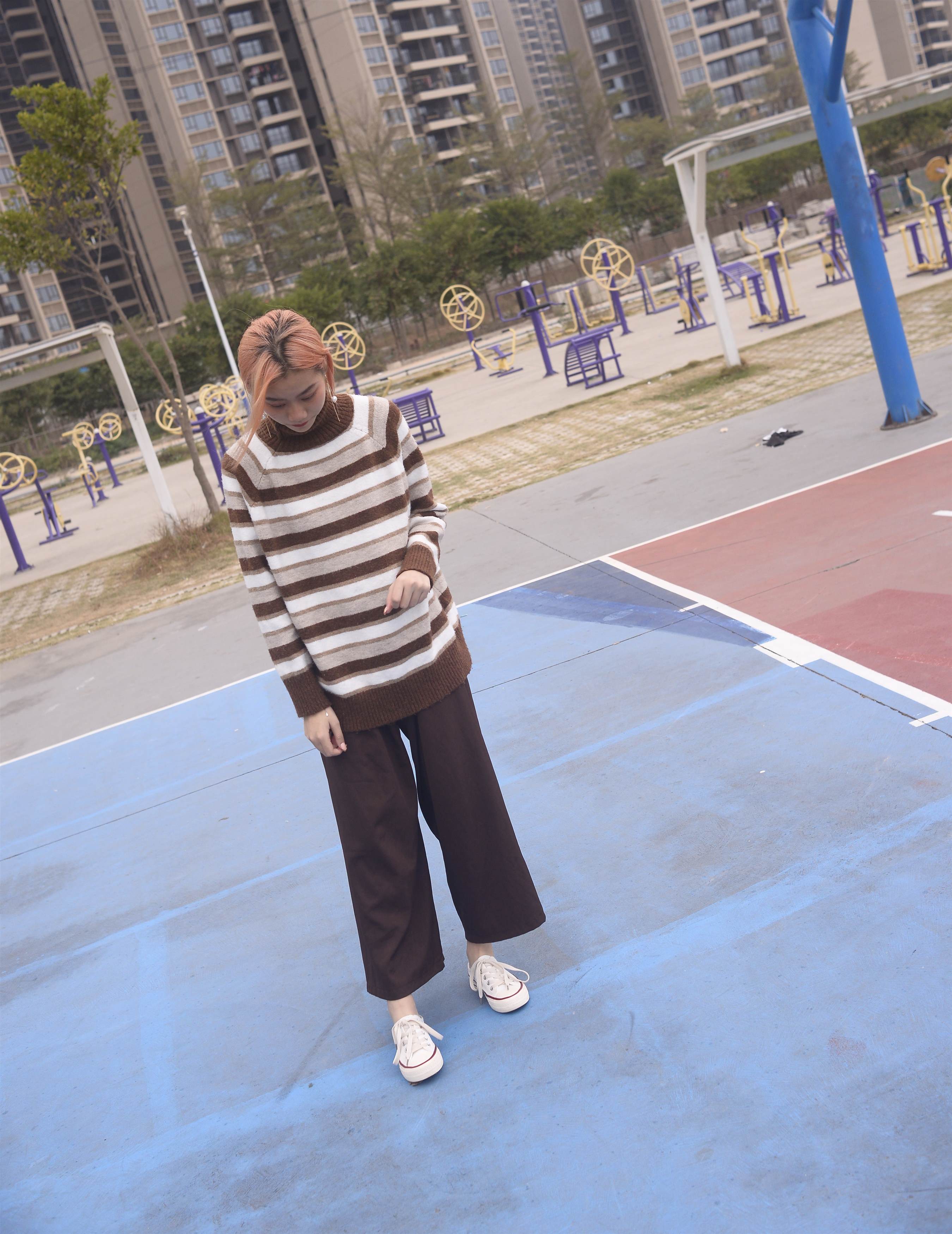 《同小区的小姐姐【花絮1个网盘下载】》作品图