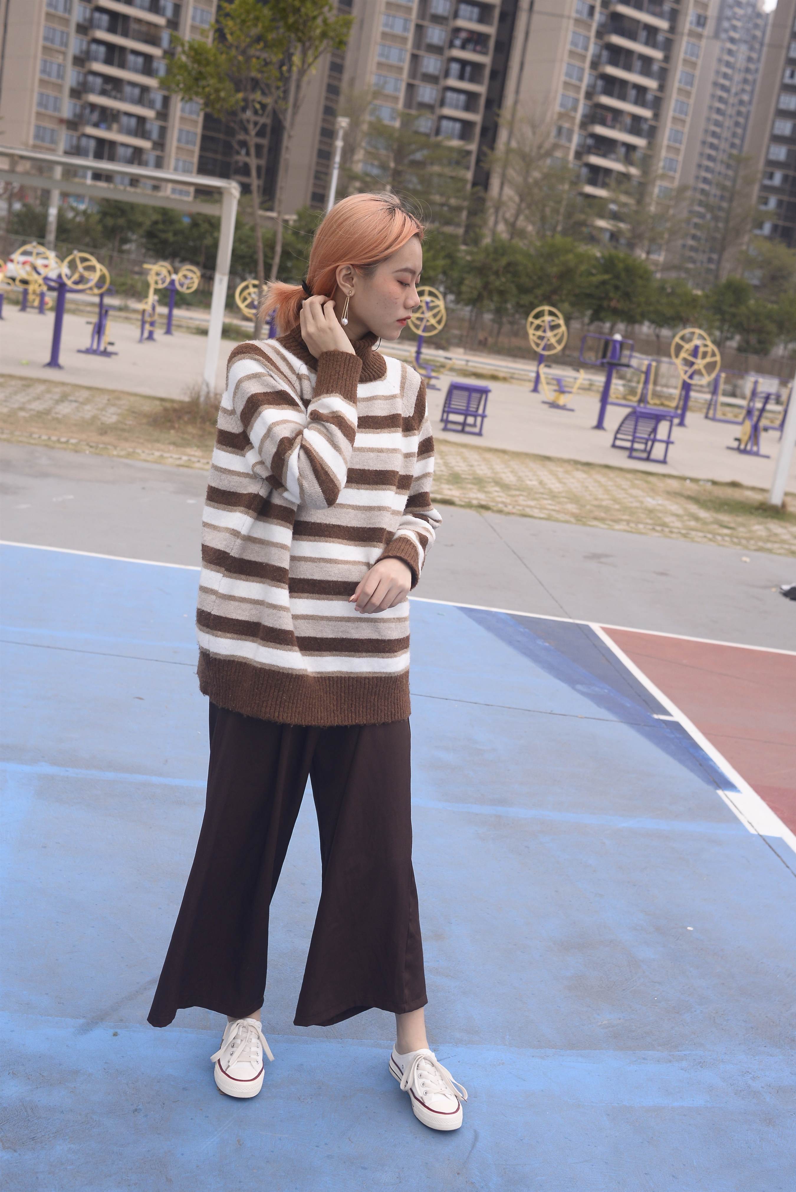 《同小区的小姐姐【花絮1个网盘下载】》作品图