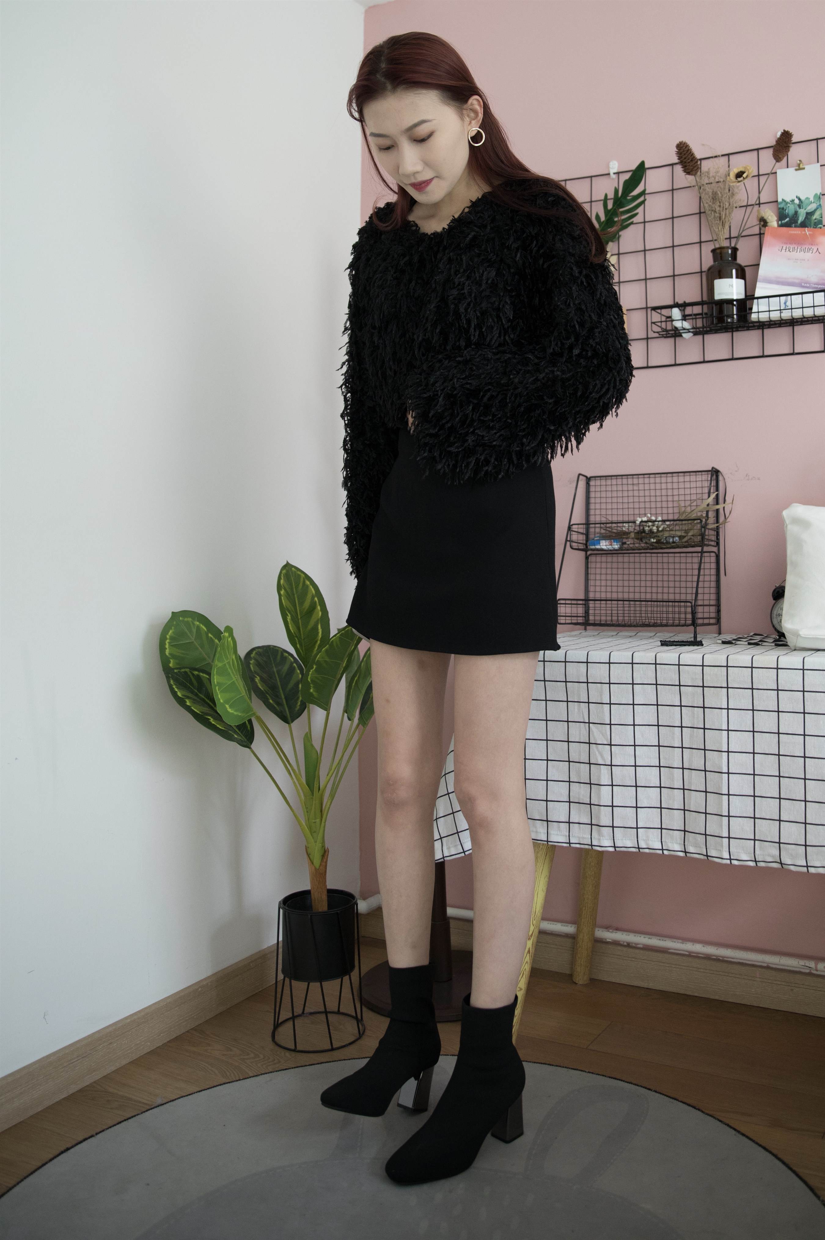 《长腿の短靴高跟棉袜脚【花絮1个网盘下载】》作品图