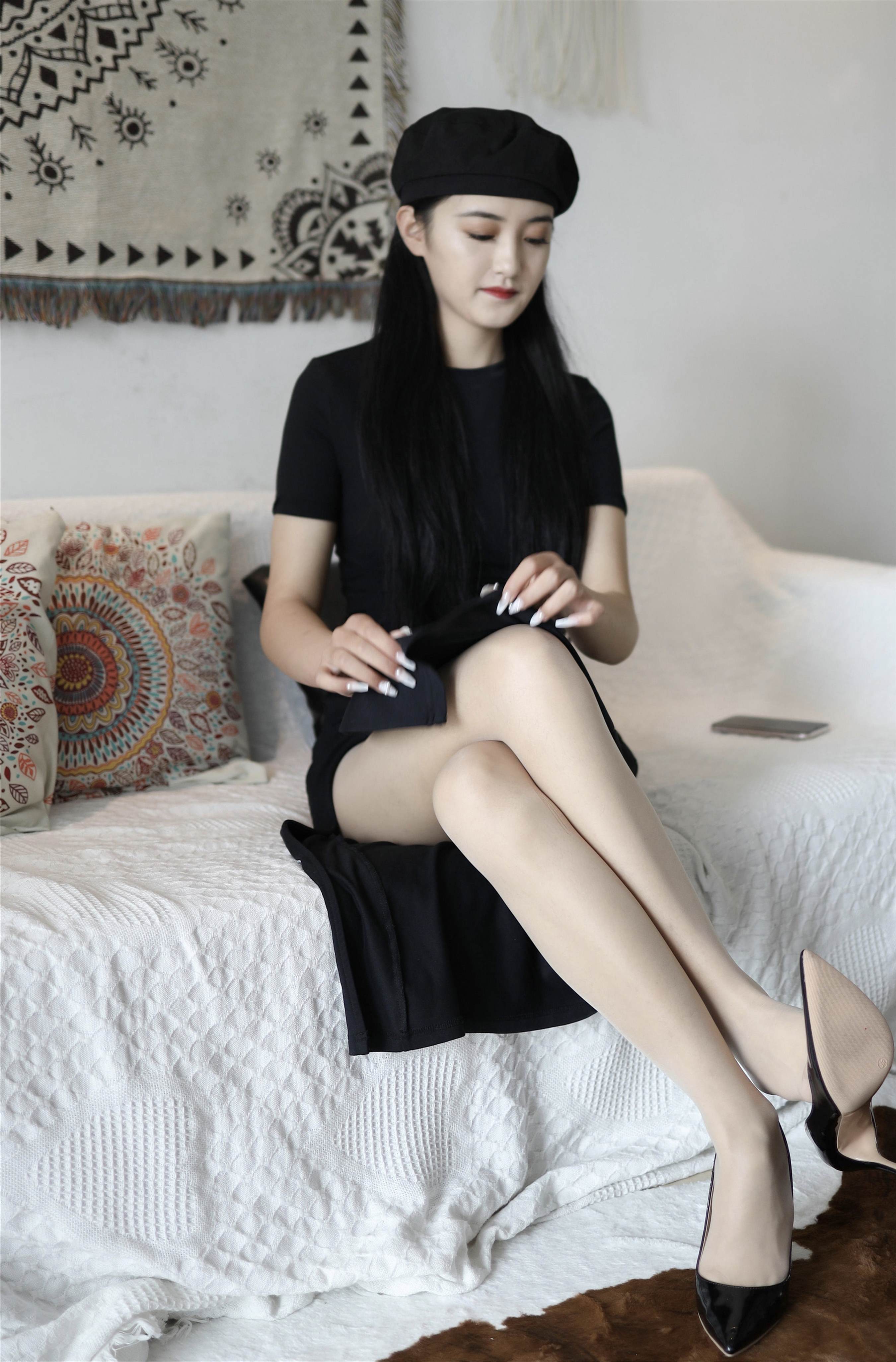 《黑裙の高跟丝袜脚》作品图