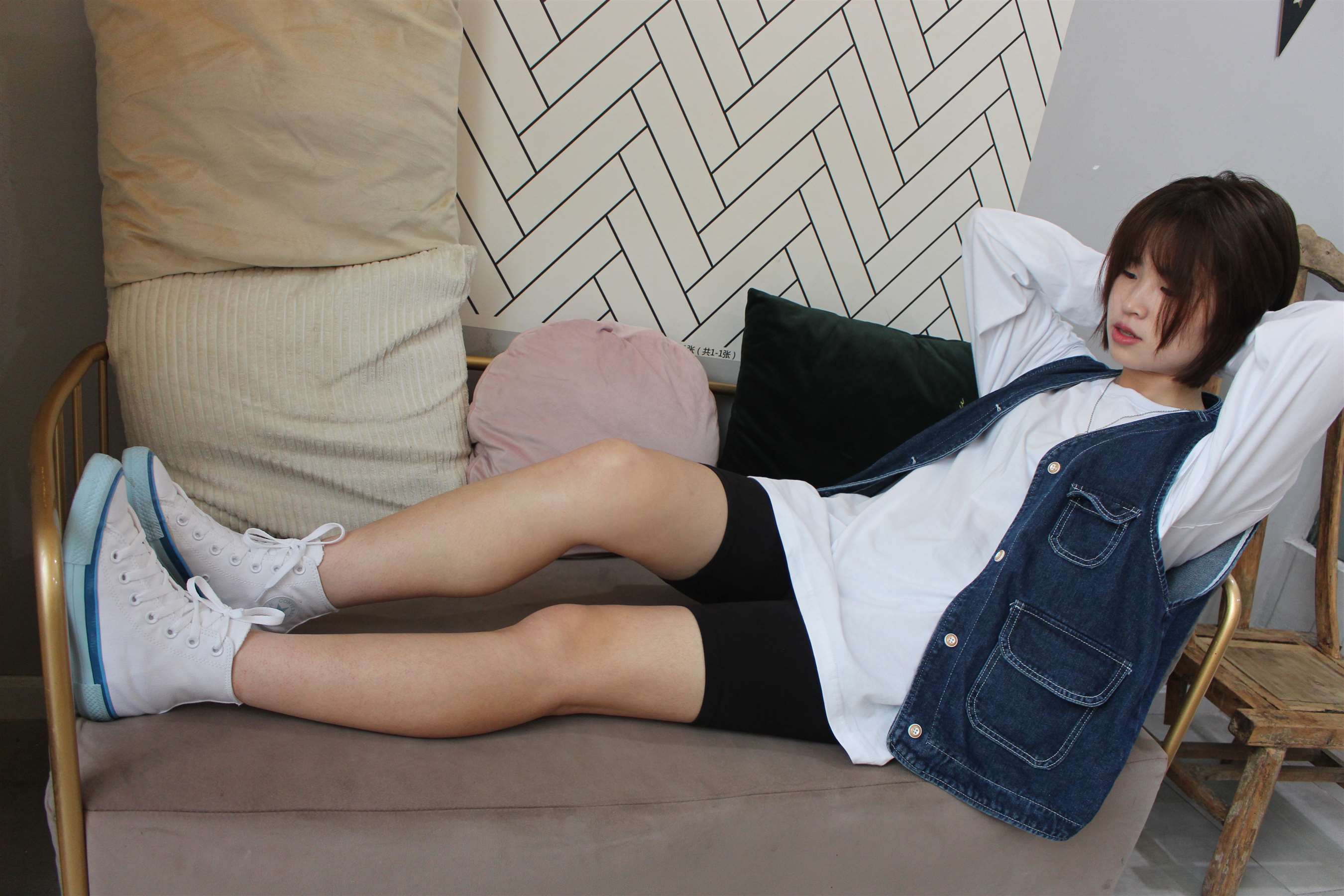 《短发少女的白棉袜脚【花絮2个网盘下载】》作品图