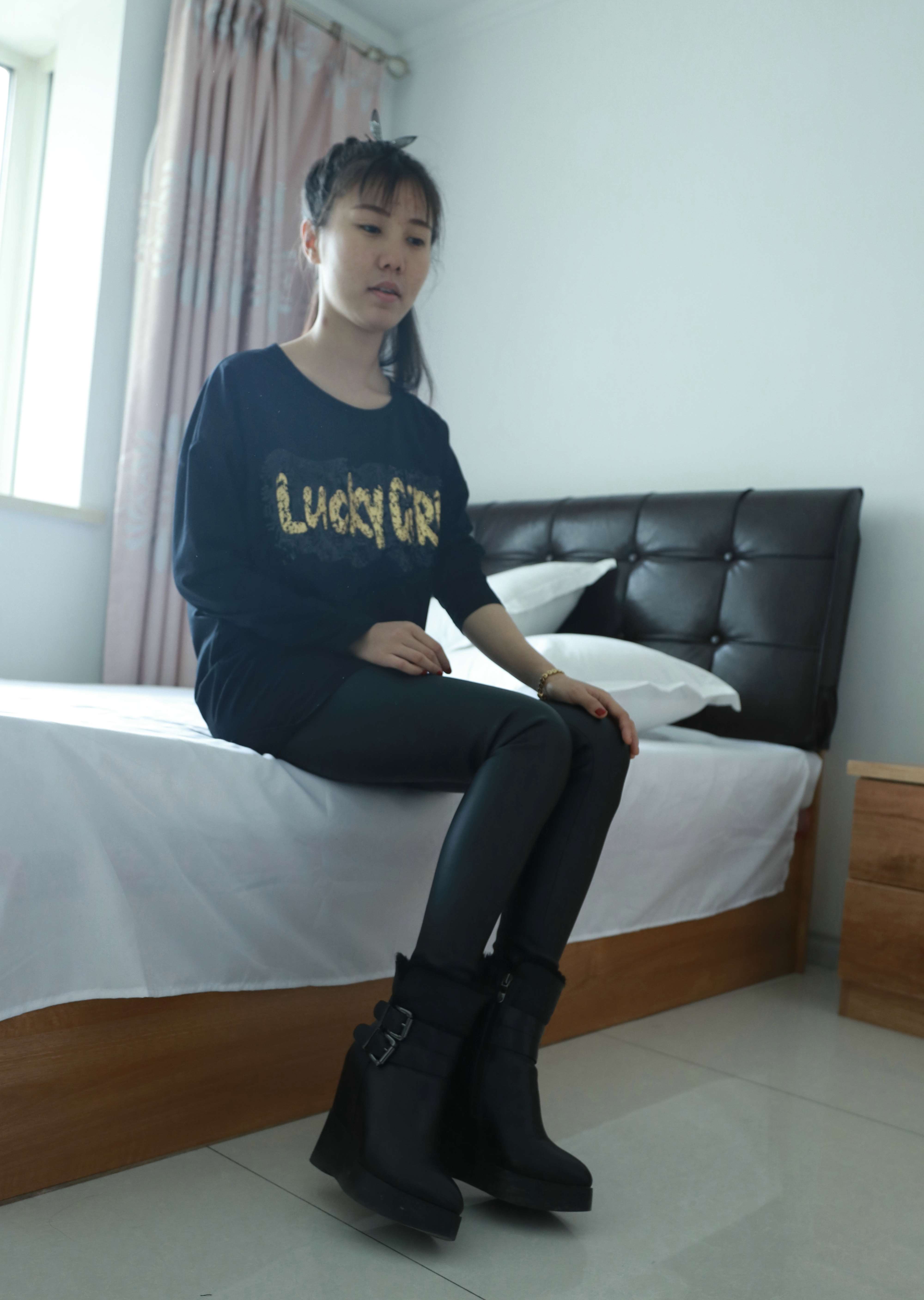 《皮裤の棉袜脚》作品图