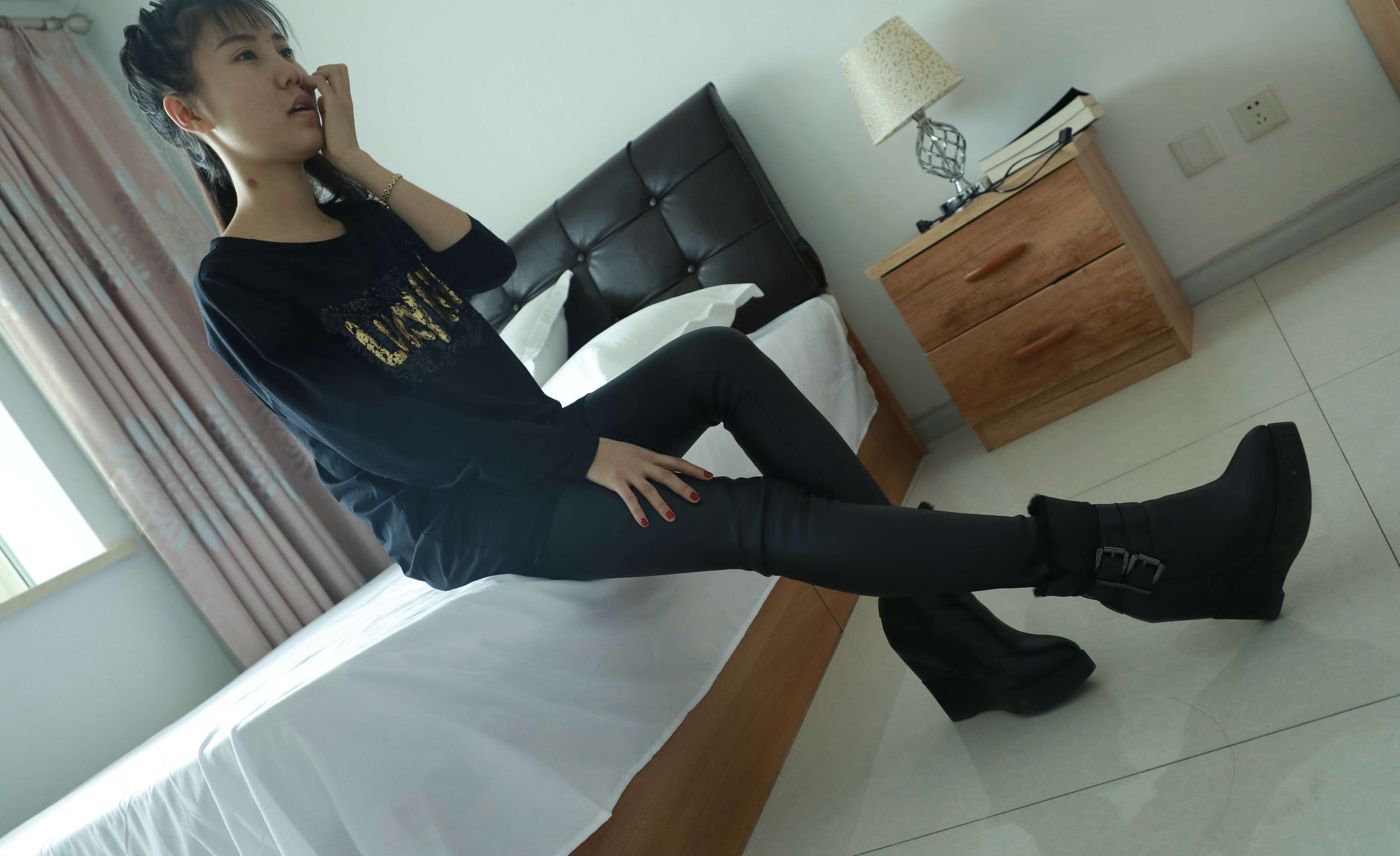 《皮裤の棉袜脚》作品图