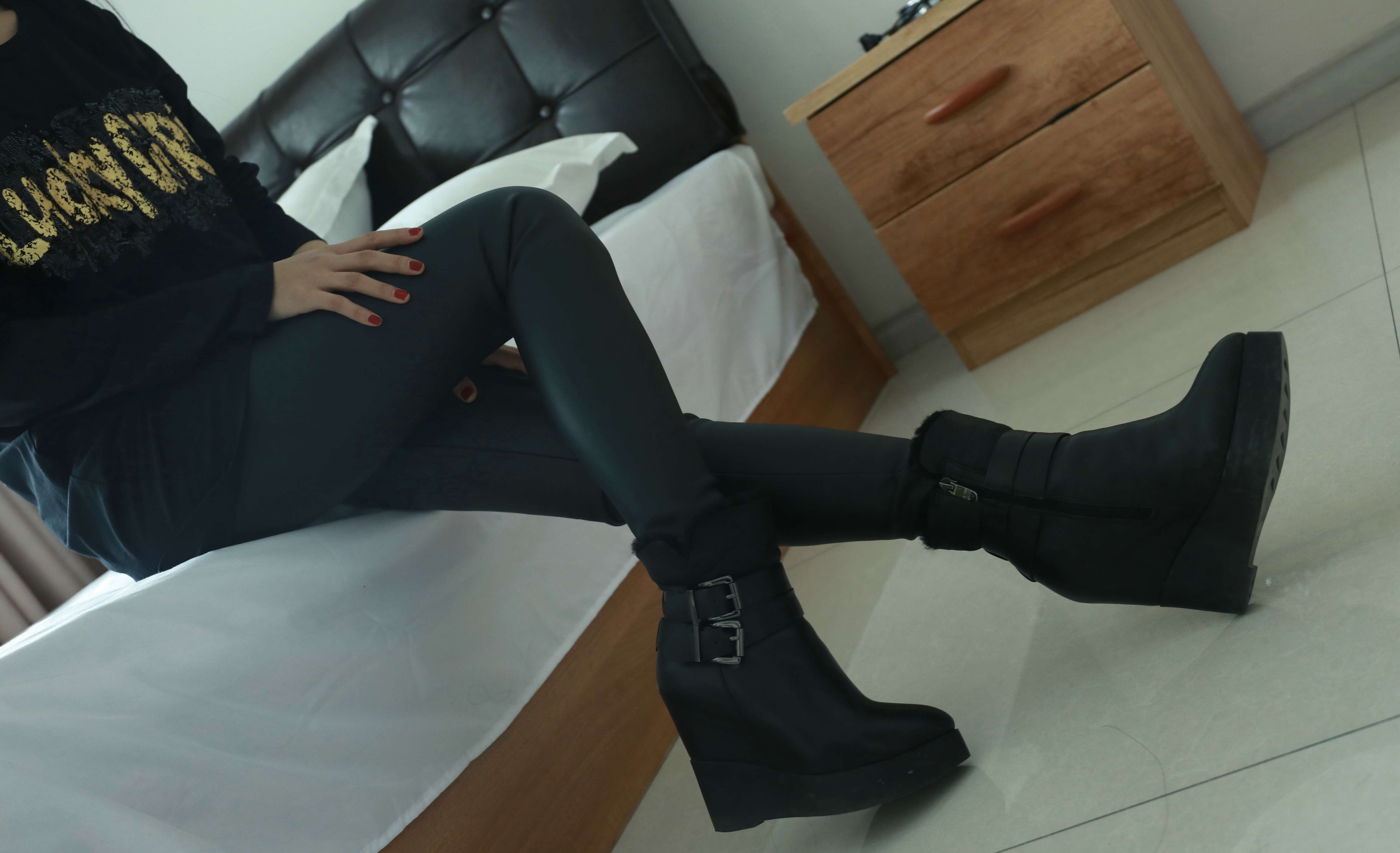 《皮裤の棉袜脚》作品图