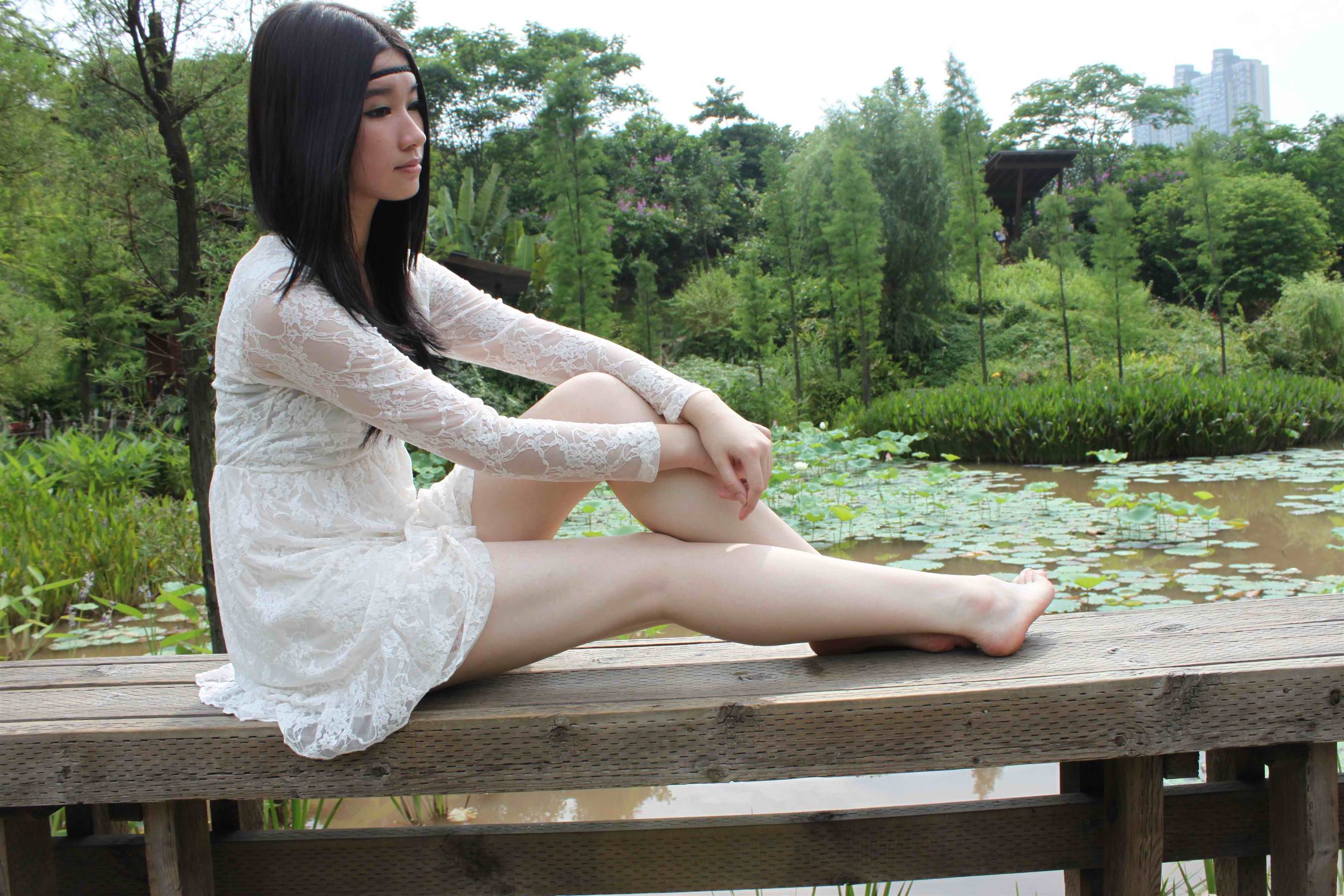 《草地与白裙【视频16个网盘下载】》作品图