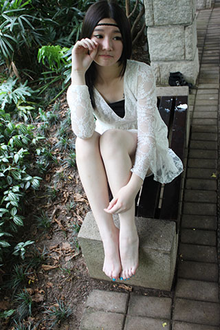草地与白裙小姐姐