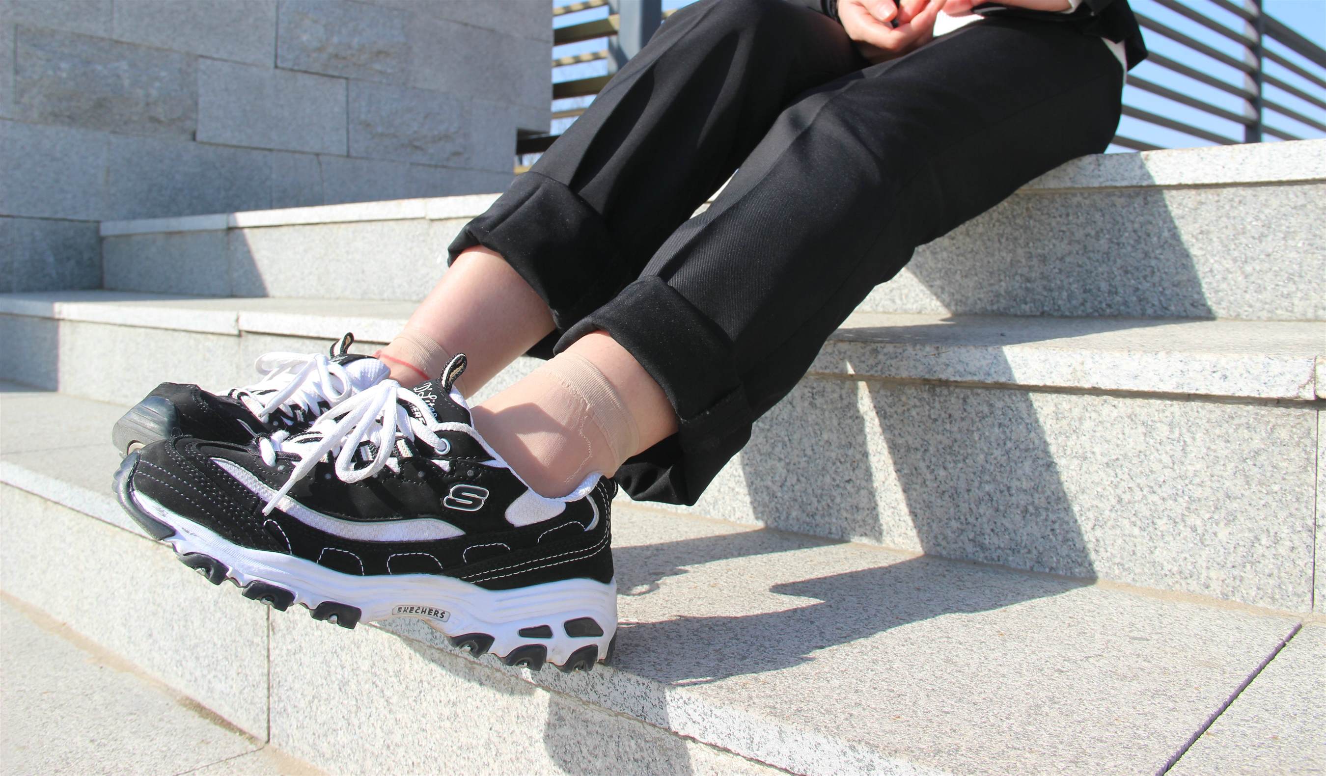 《红色脚绳》作品图