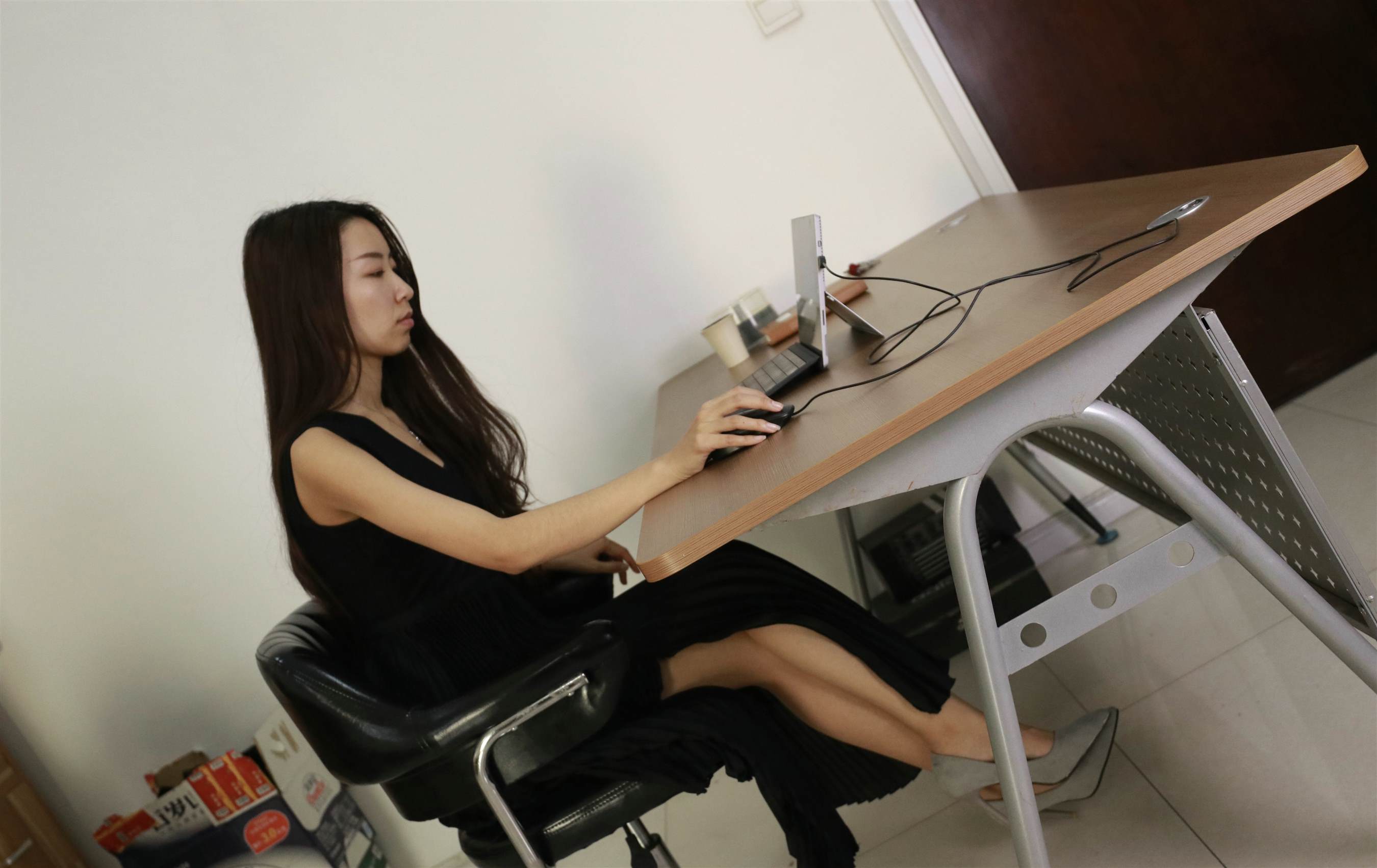 《办公室里的高跟脚丫》作品图