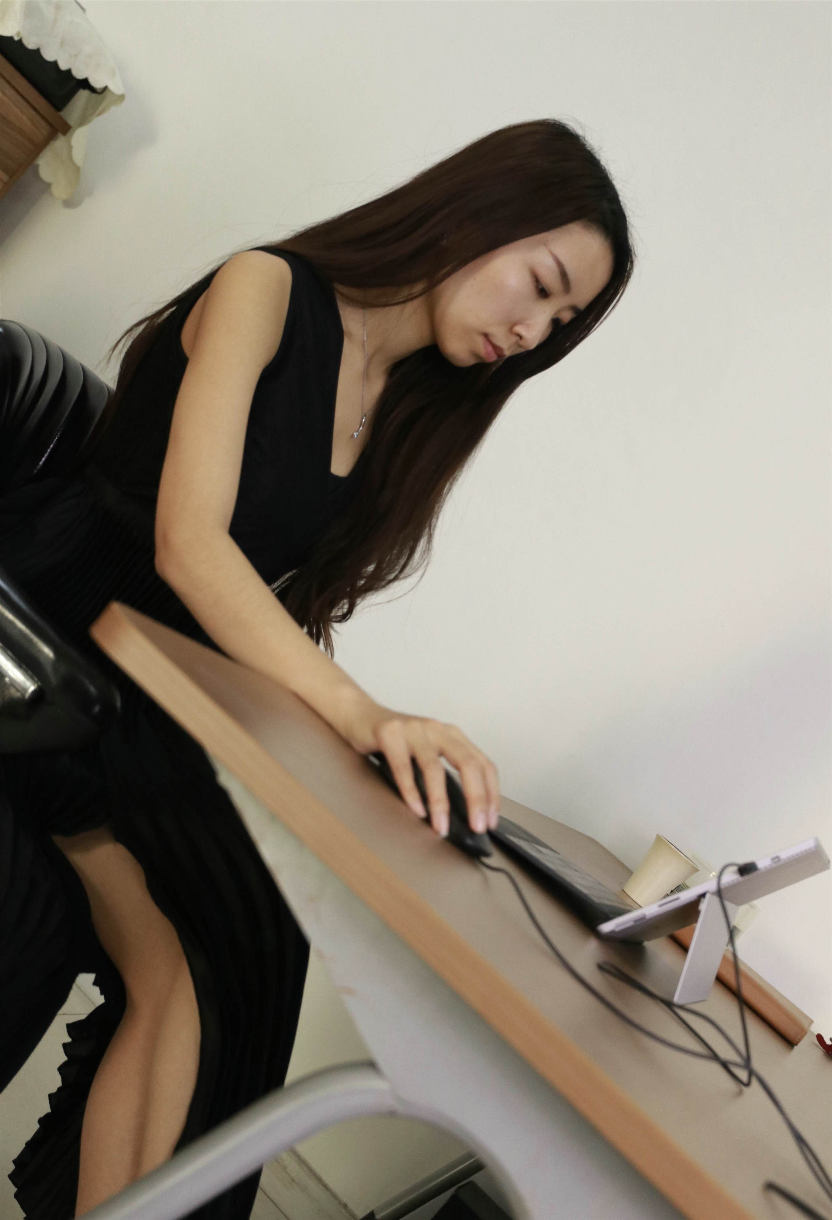 《办公室里的高跟脚丫》作品图