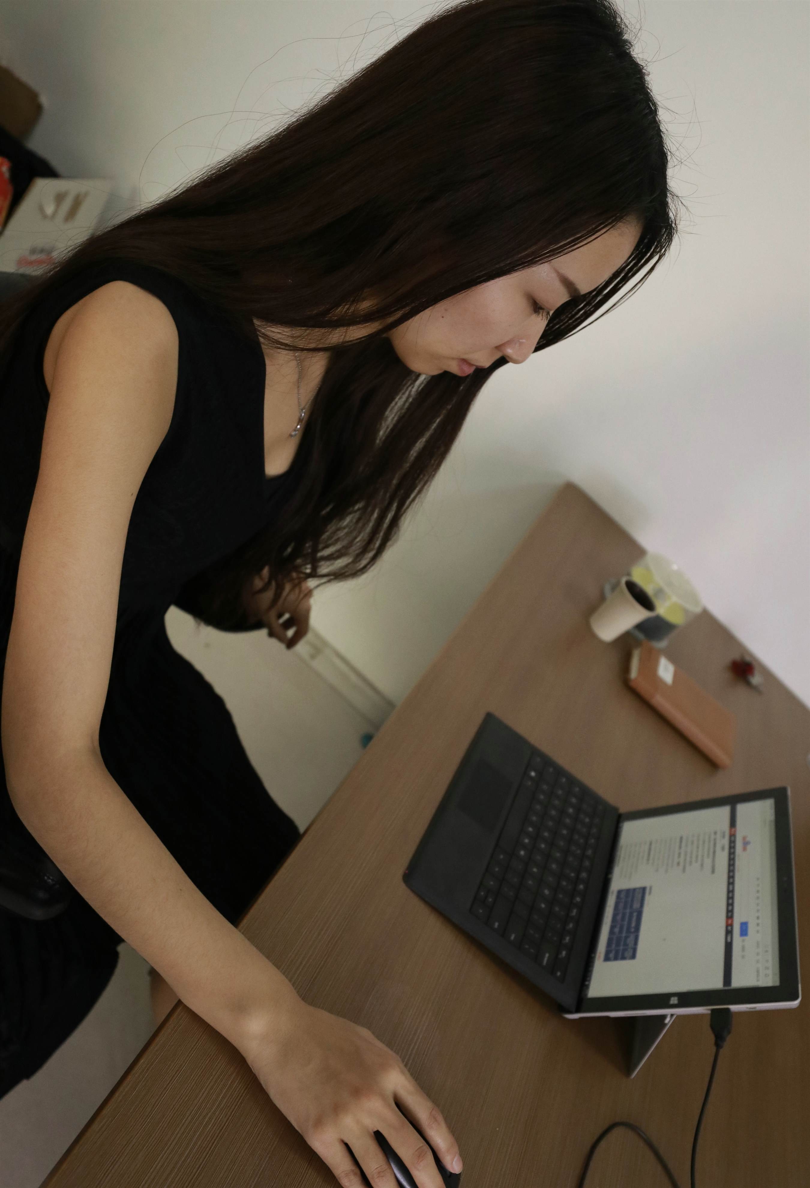 《办公室里的高跟脚丫》作品图