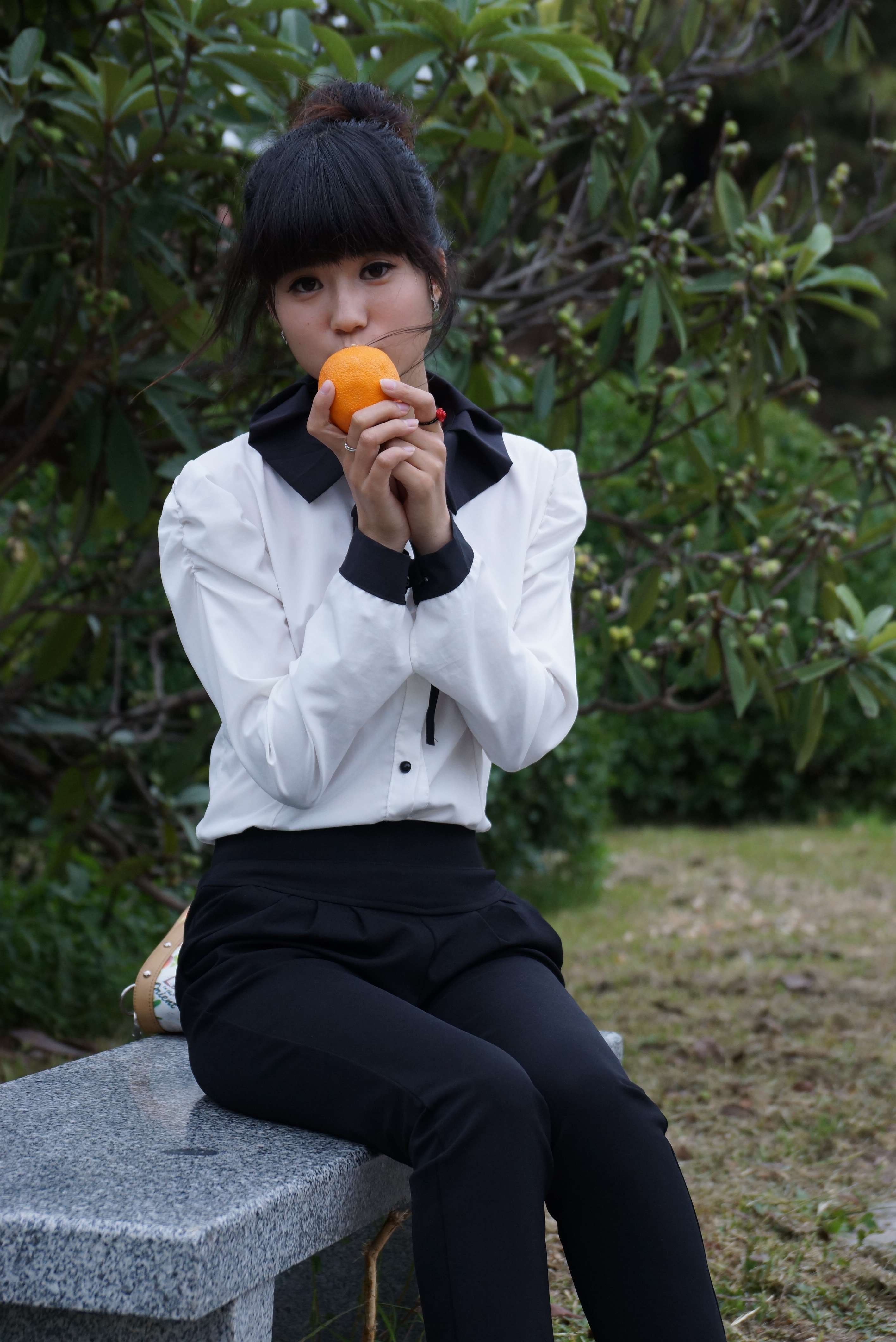 《丝足玩橘子》作品图