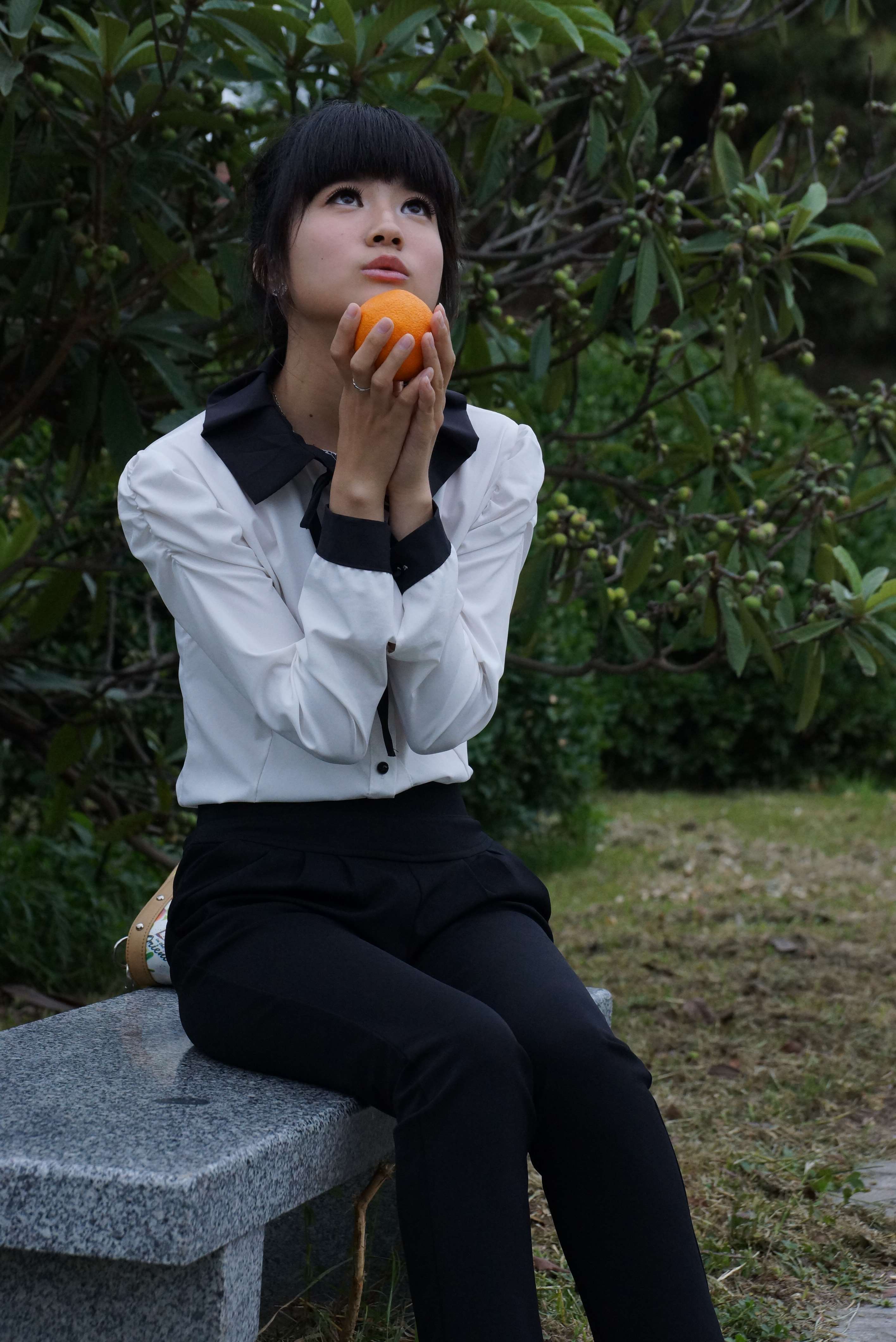 《丝足玩橘子》作品图