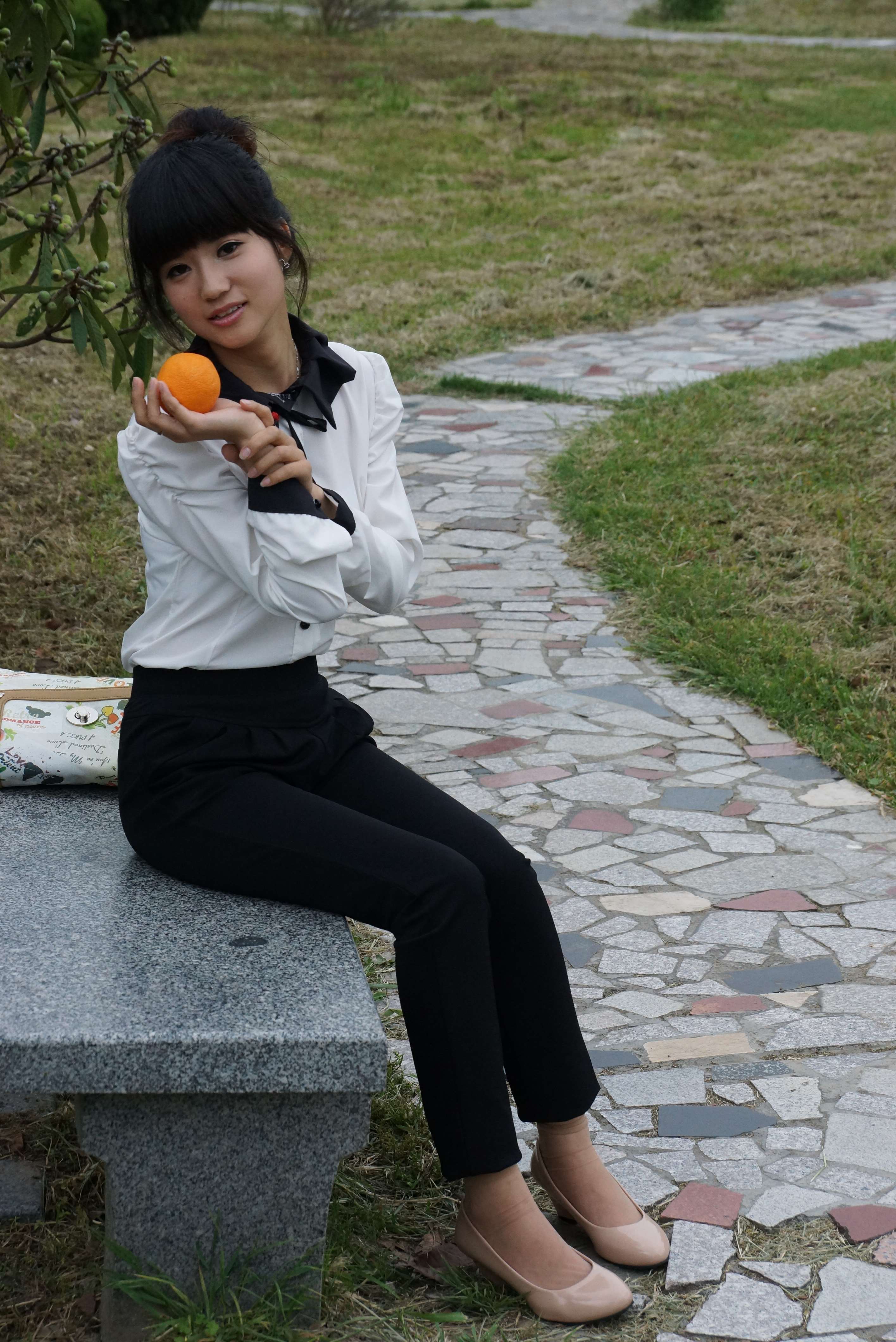 《丝足玩橘子》作品图