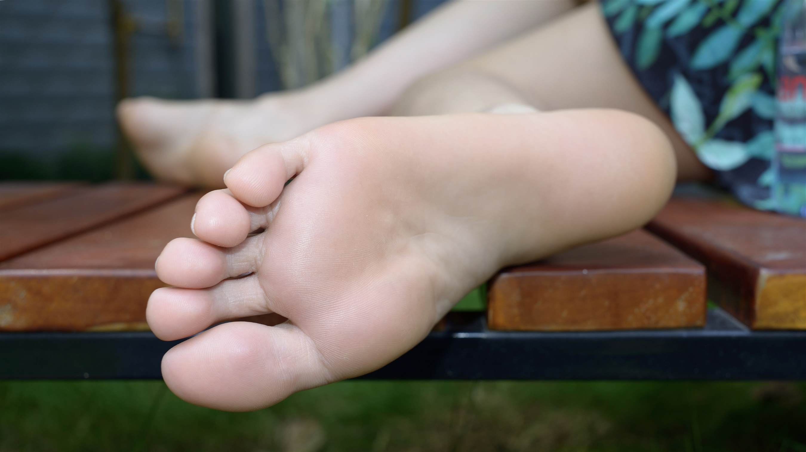 《小区里的裸足美女》作品图