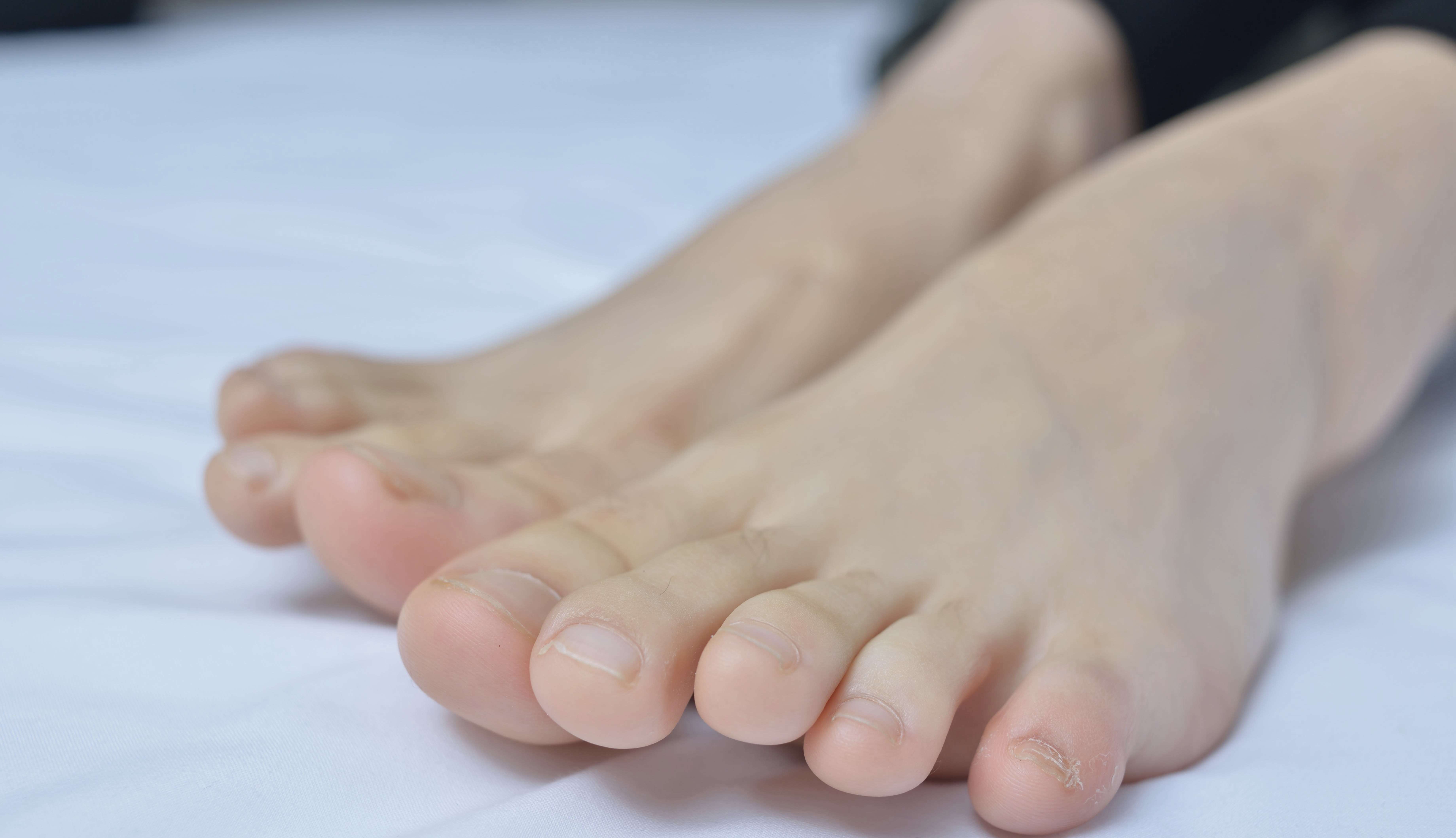 《绒绒裸足脚丫》作品图