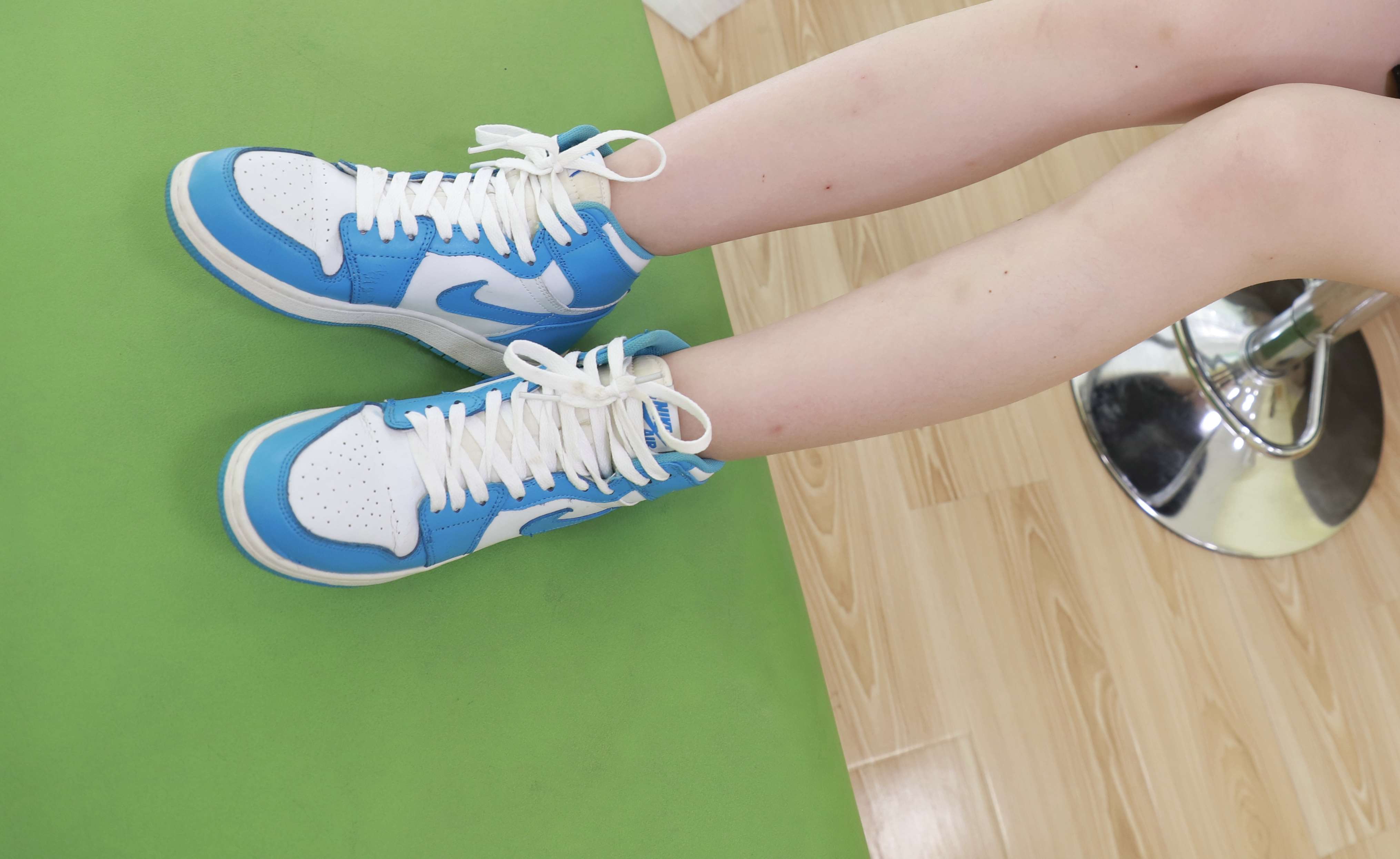 《球鞋の船袜脚丫》作品图