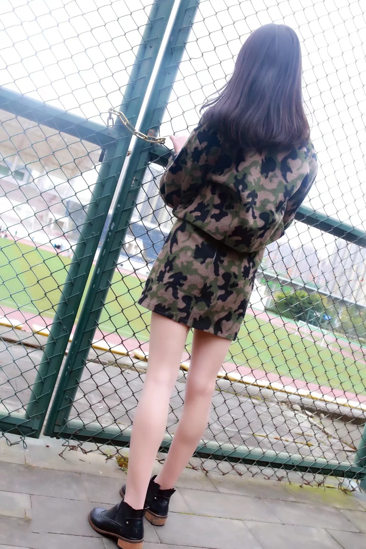 《足球场旁的迷彩少女》作品图