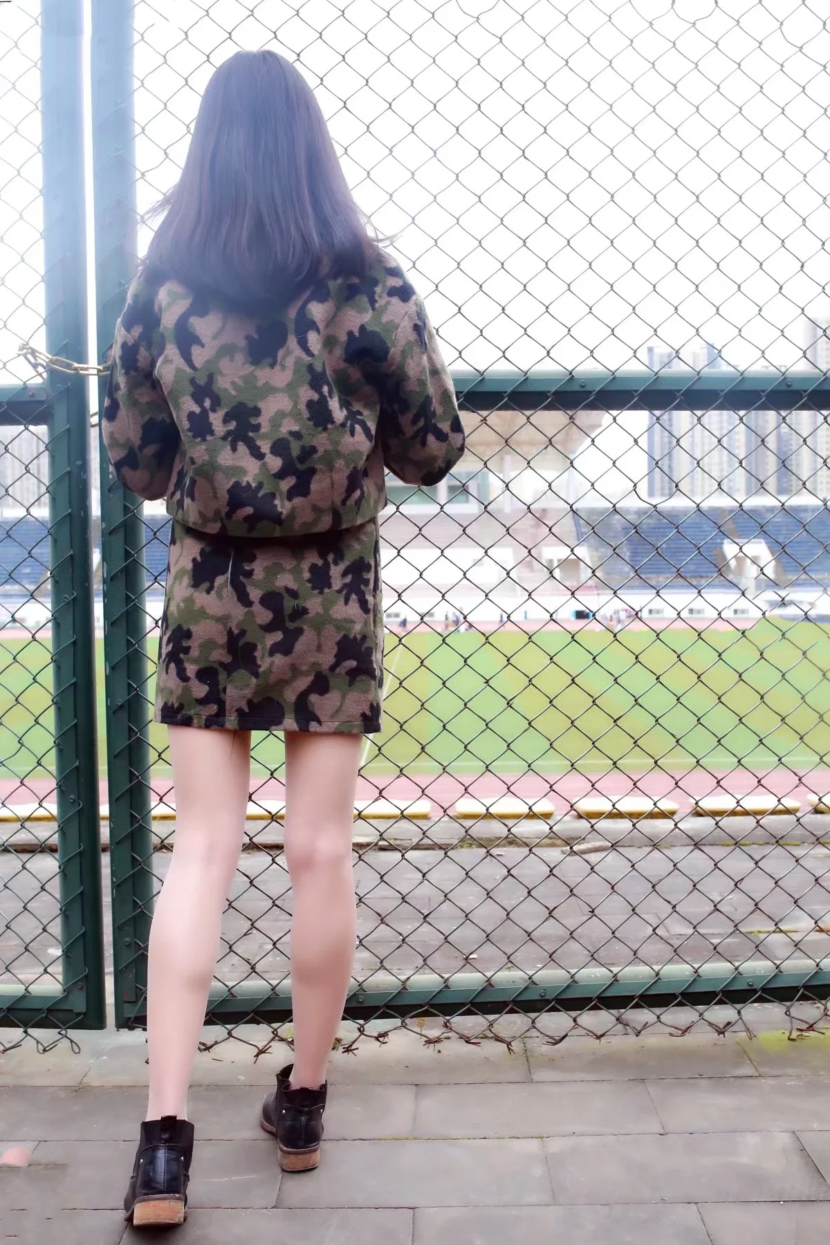 《足球场旁的迷彩少女》作品图